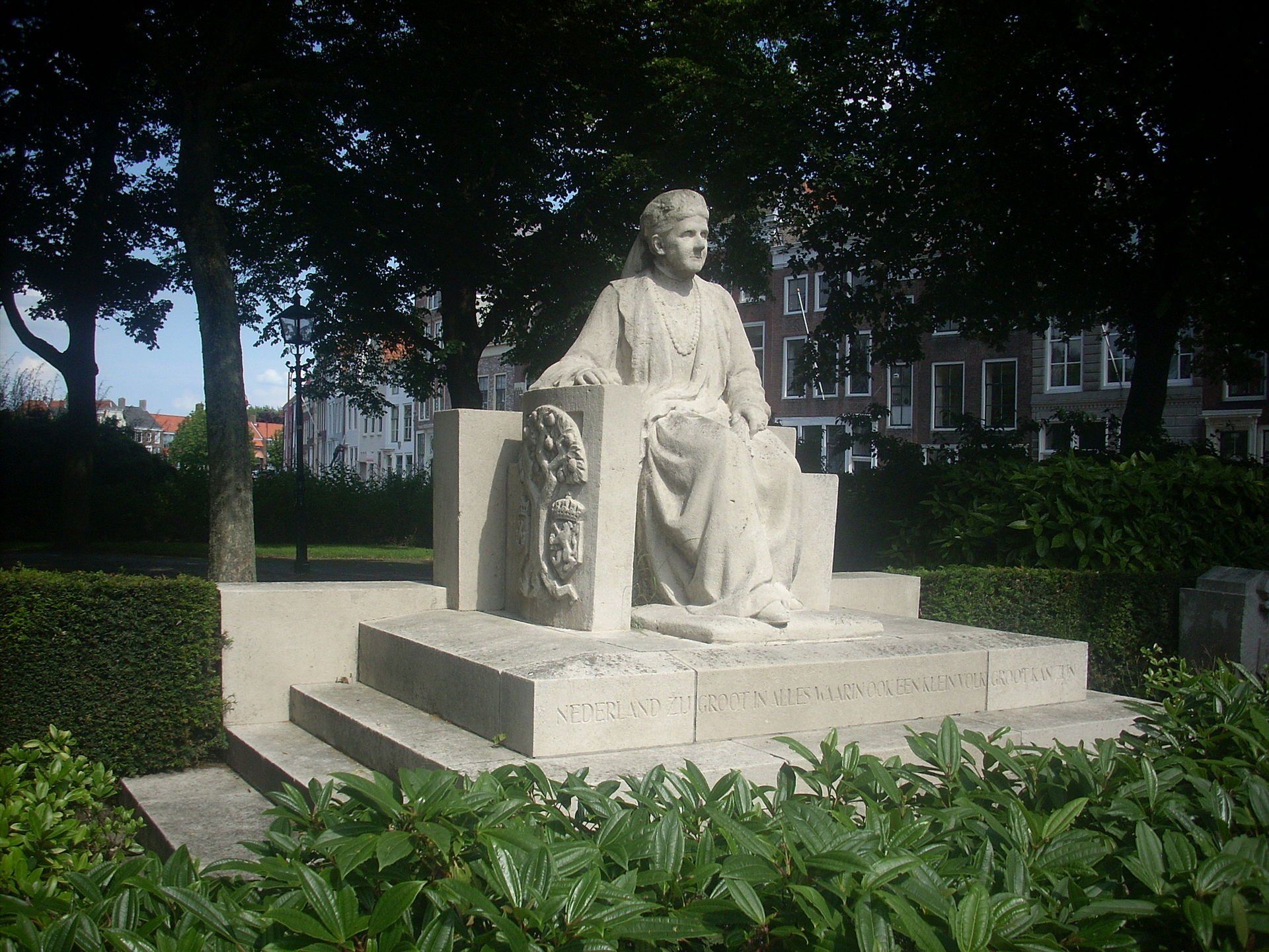 Het monument van koningin Emma in Middelburg.