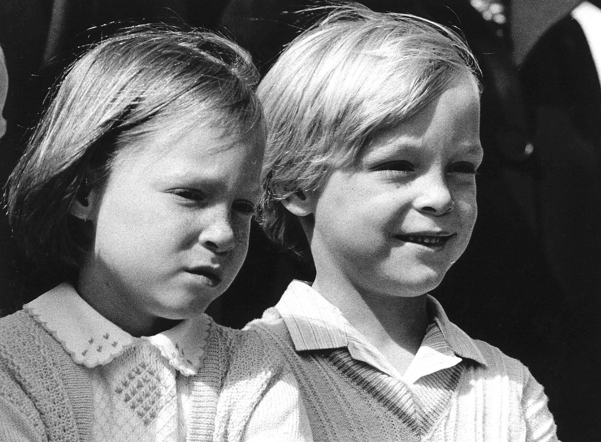 Een mooie zwart-witfoto van de tweeling, hier zes jaar oud.