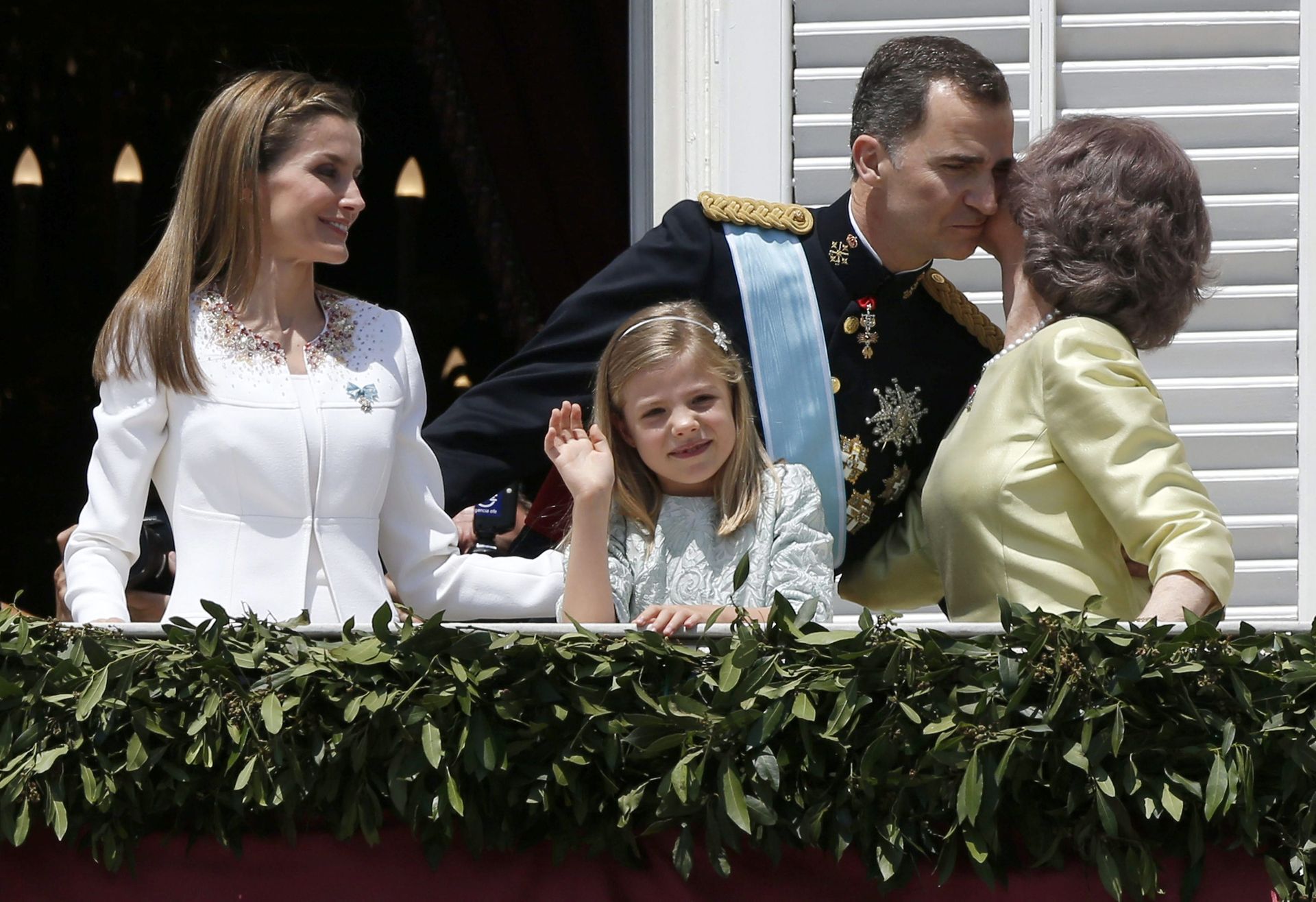 Na de eedaflegging van haar vader koning Felipe zwaait Sofía voorbeeldig naar het publiek in Madrid.