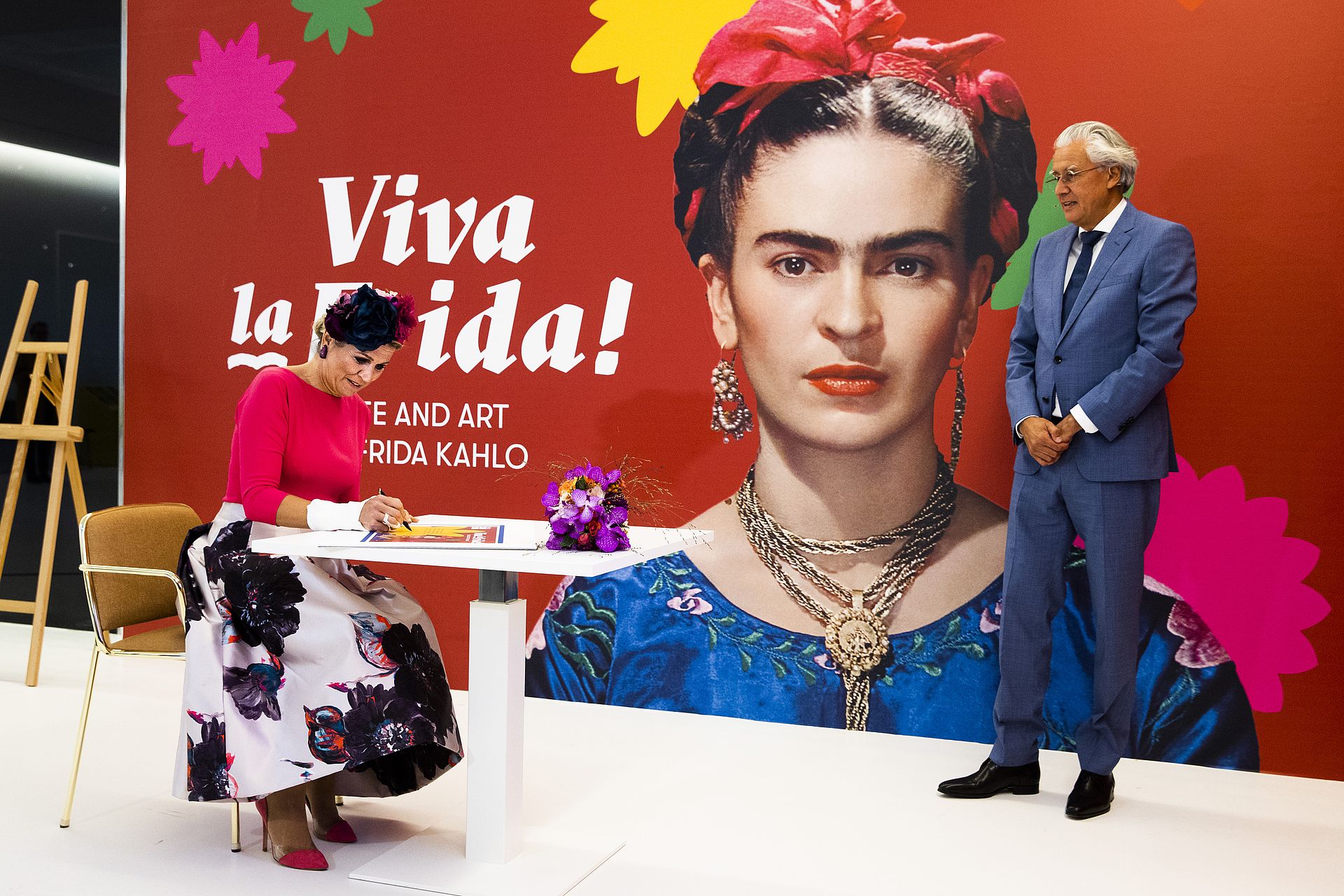 Máxima opent de tentoonstelling over Frida Kahlo.