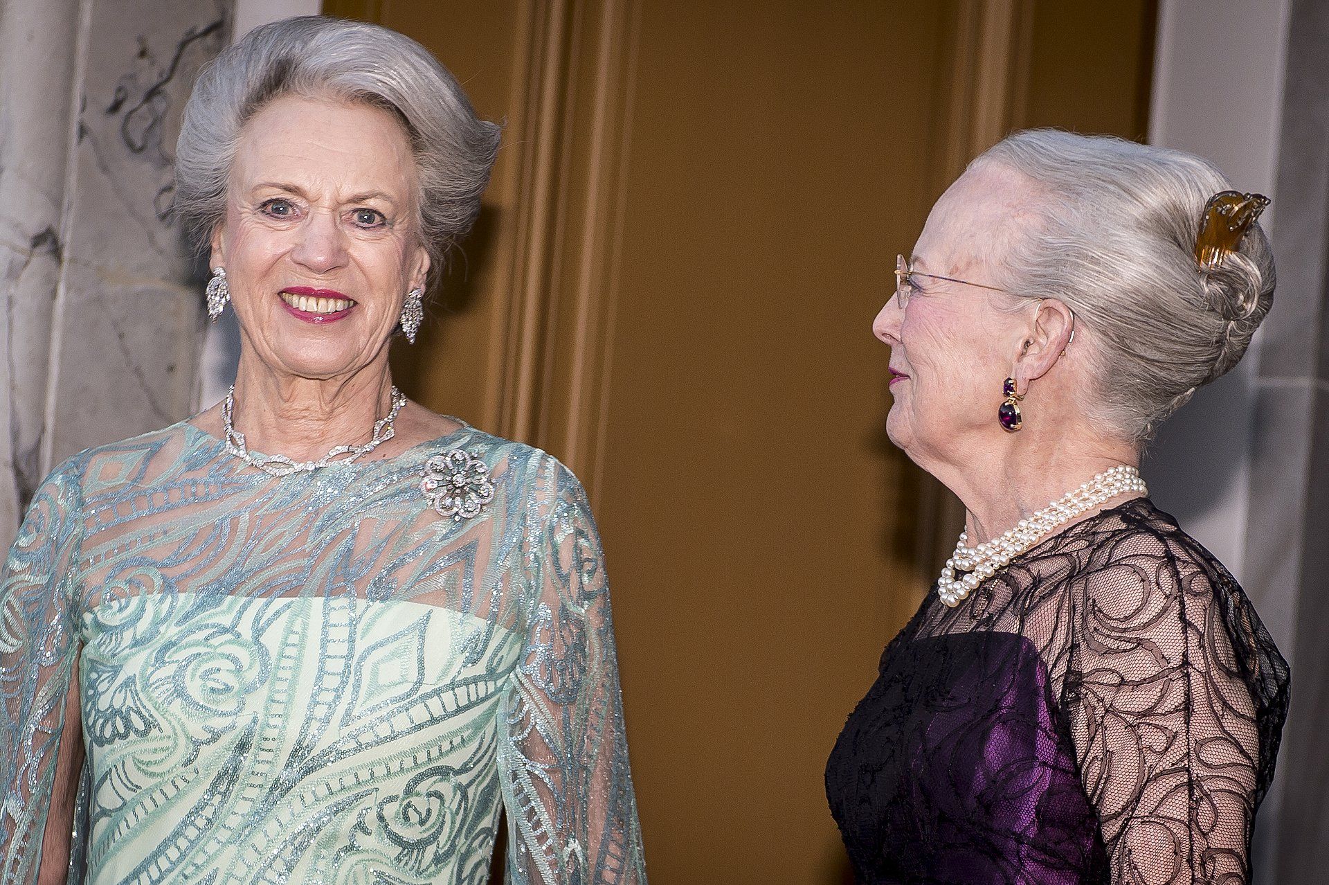 Koningin Margrethe verwelkomt haar zus Benedikte op haar 75e verjaardag op Paleis Amalienborg, 29