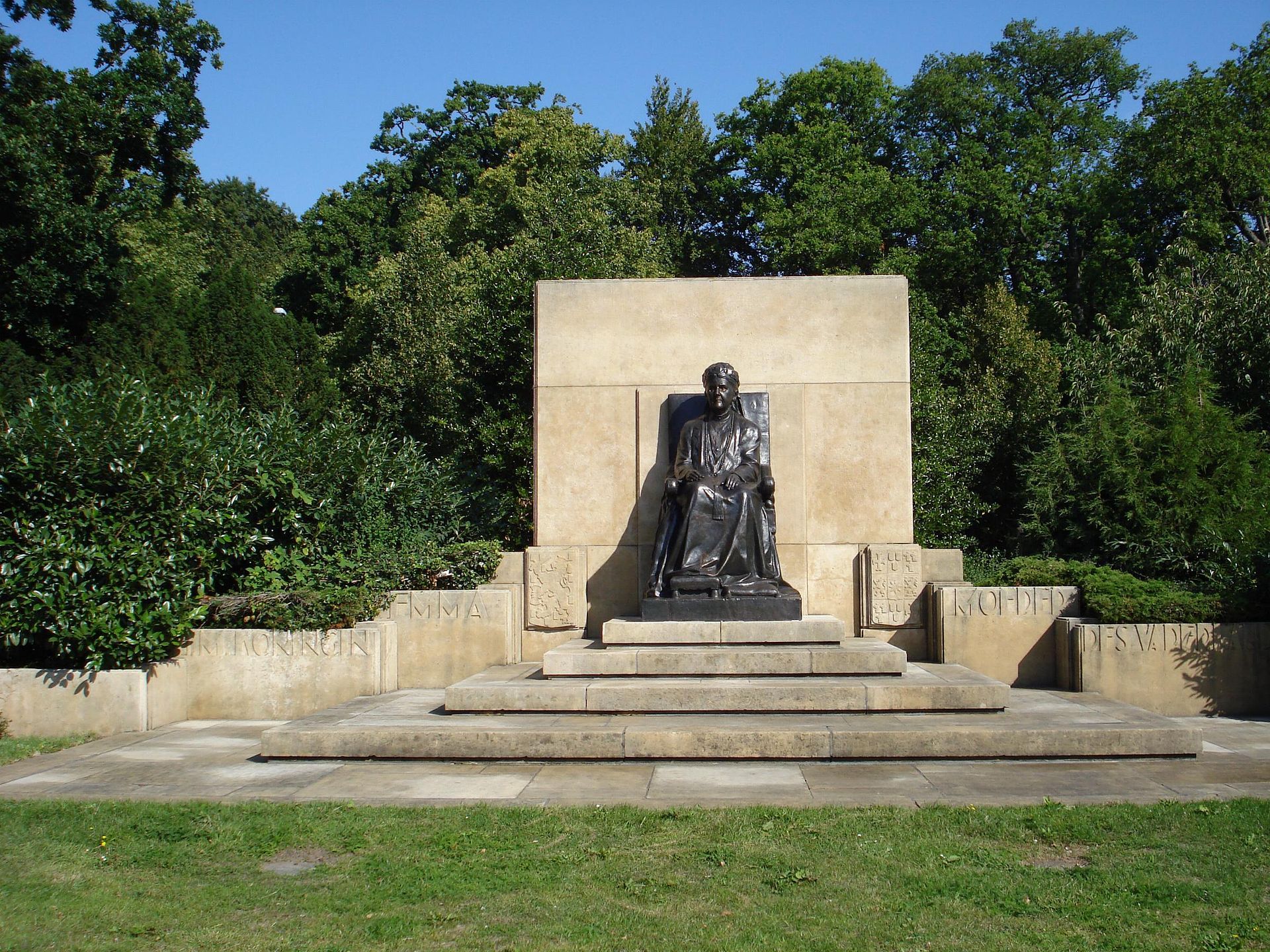 Het monument van koningin-moeder Emma in Den Haag.
