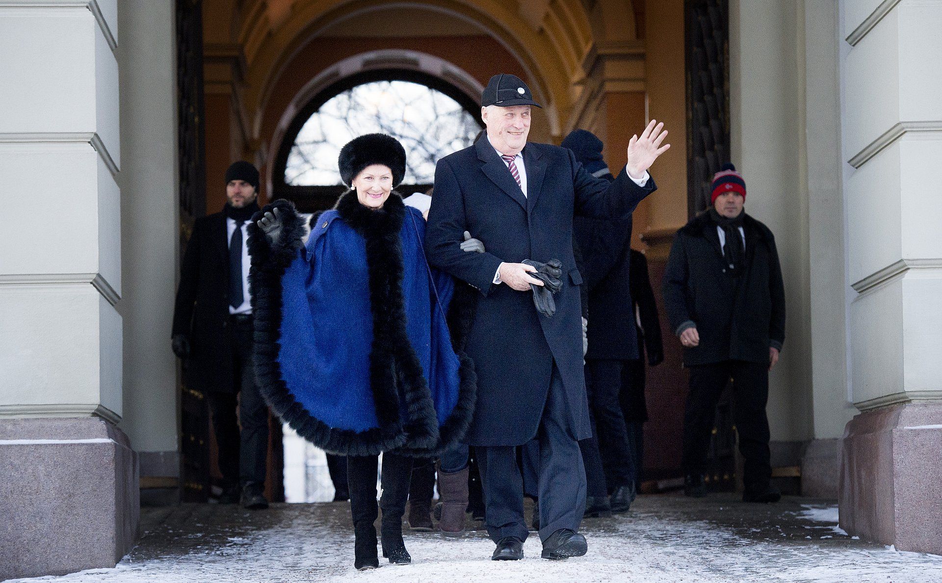 2016: Harald en Sonja zwaaien naar de menigte bij het koninklijk paleis in Oslo.