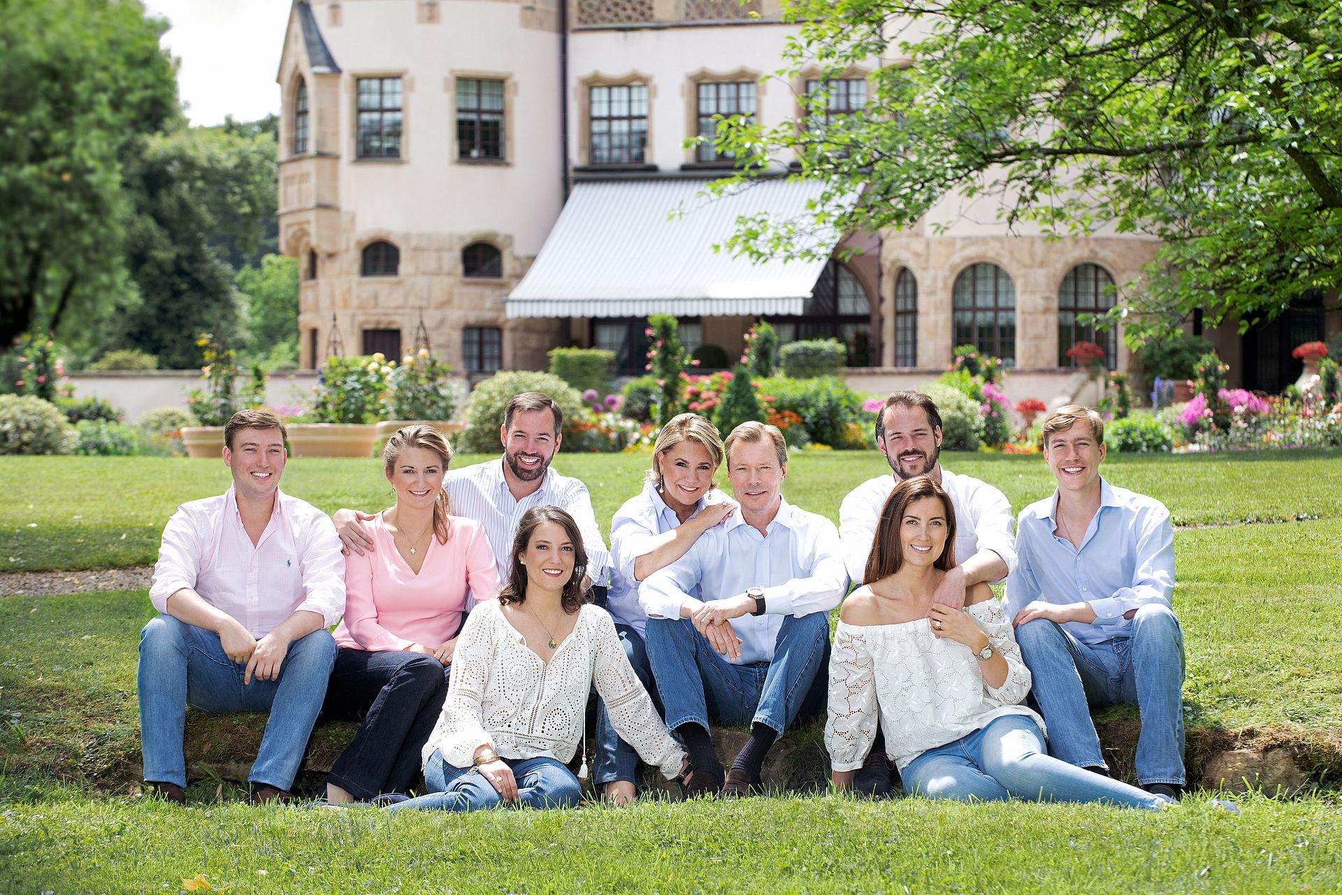In 2018 deelt het Luxemburgse hof een zomerse familiefoto van het gezin van Henri en Maria Teresa.