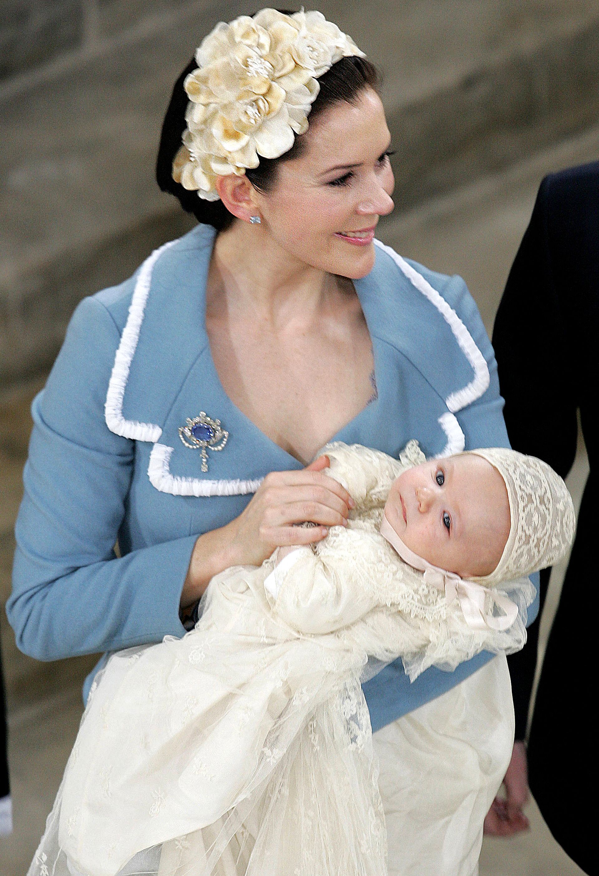 Prins Christian in de armen van zijn moeder kroonprinses Mary tijdens zijn doop op 21 januari 2006.