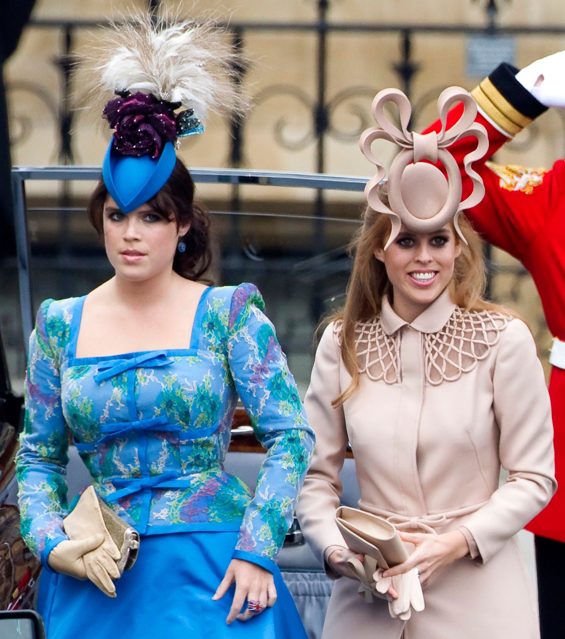 Eugenie en zus Beatrice komen aan in Westminster Abbey voor de huwelijksceremonie van Prins William