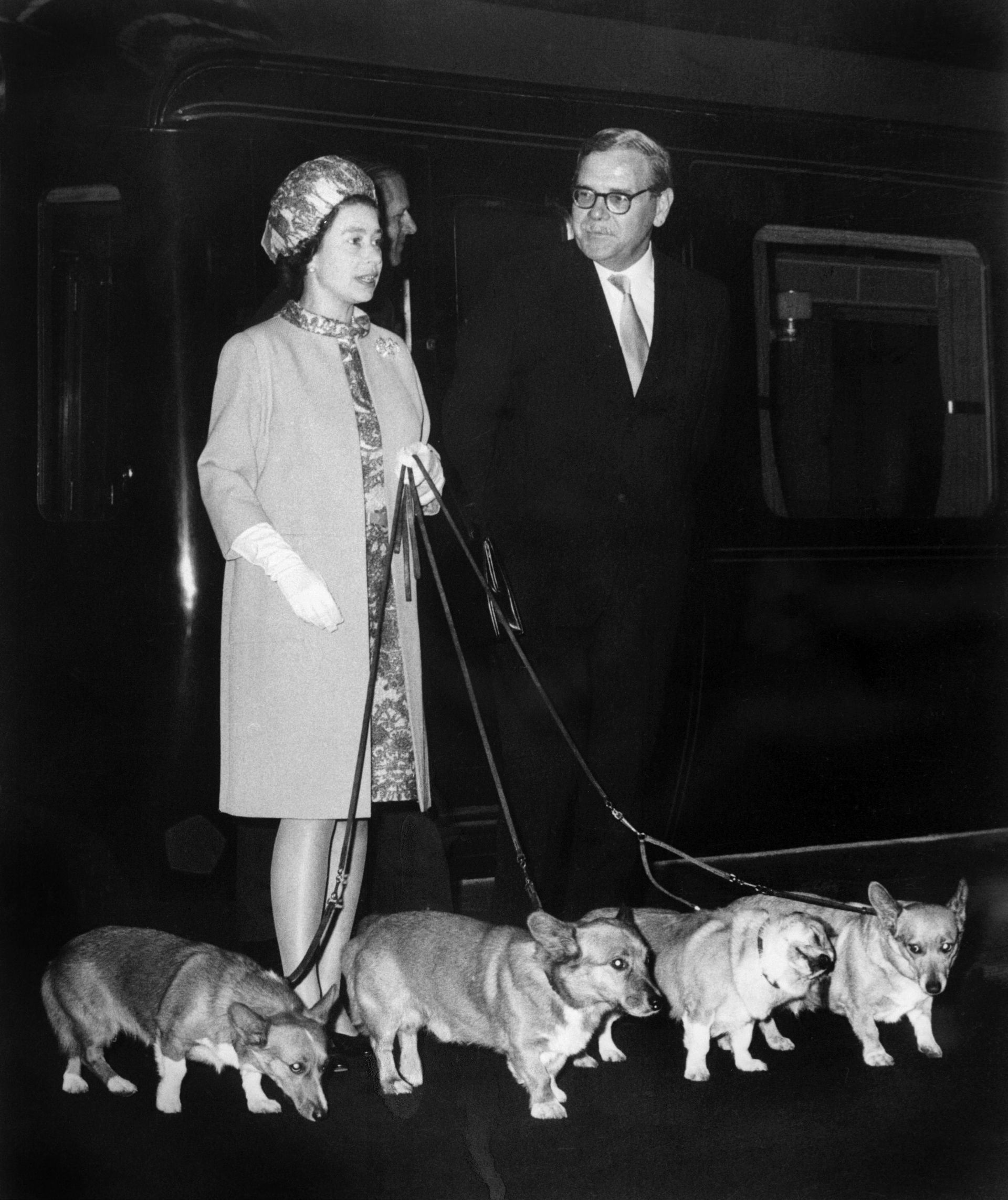 Elizabeth in 1969 met vier corgis.