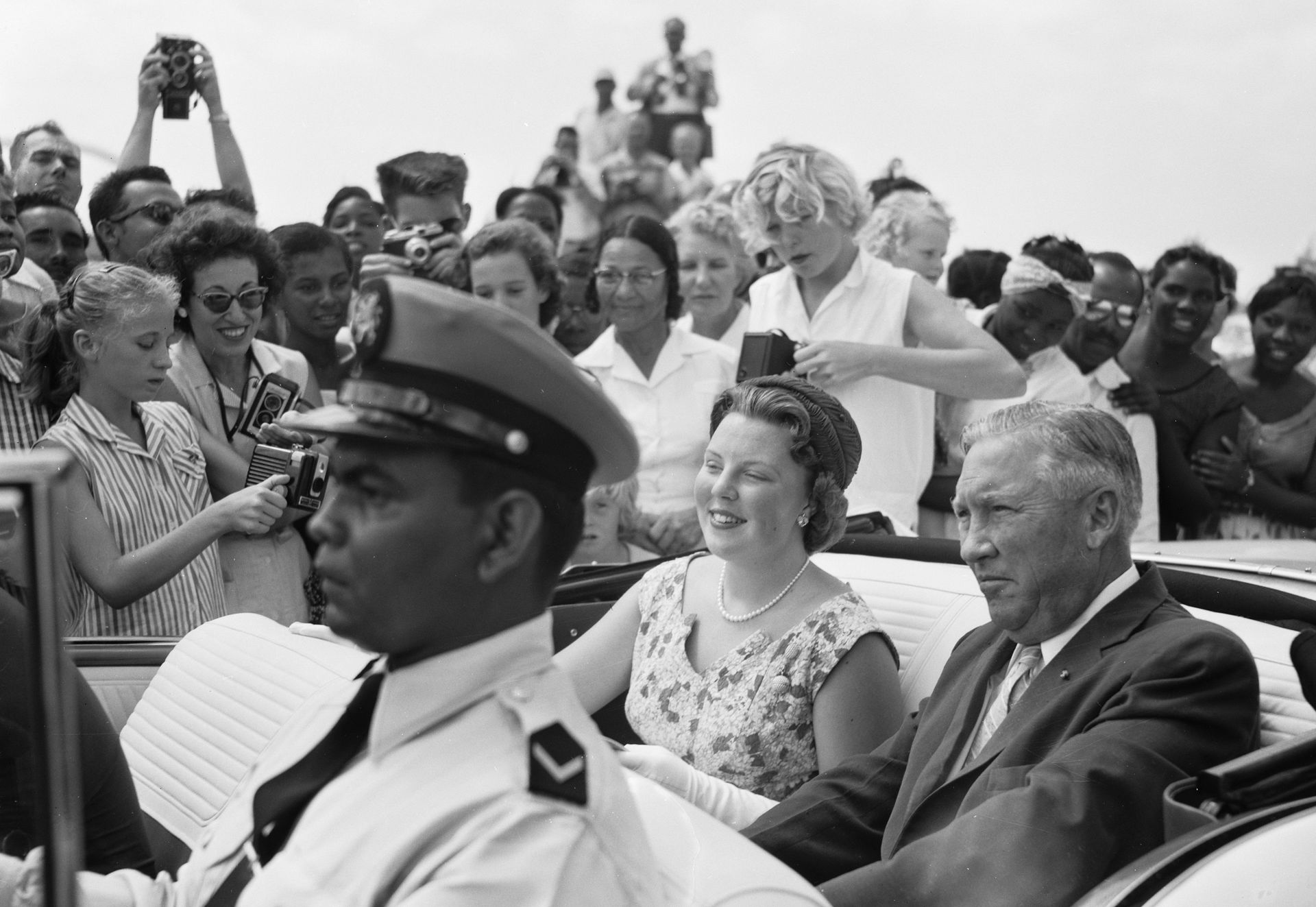 Februari 1958: op 20-jarige leeftijd bezoekt Beatrix het eiland Aruba. Daar krijgt zij een warm onthaal door een juichende menigte.