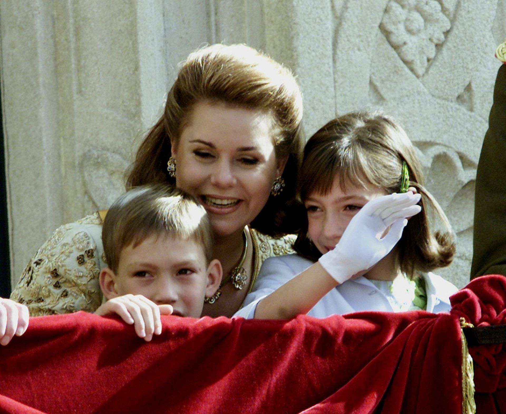 Prinses Alexandra met haar moeder en jongere broertje Sébastien tijdens de balkonscène op de dag van de troonswisseling, 7 oktober 2000.