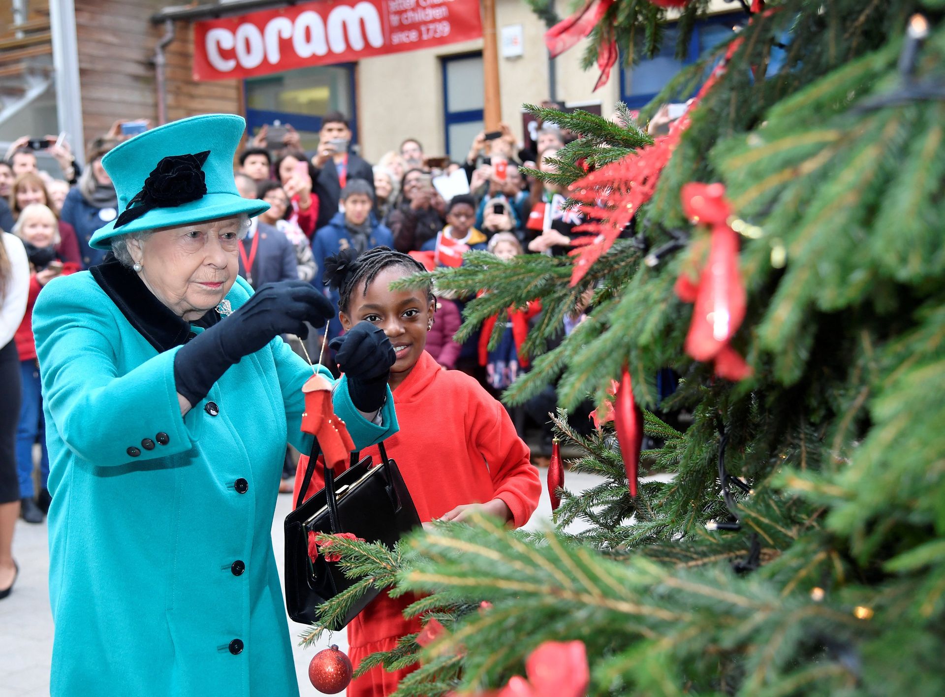 2018: Elizabeth helpt een kerstboom te versieren tijdens een bezoek aan liefdadigheidsinstelling