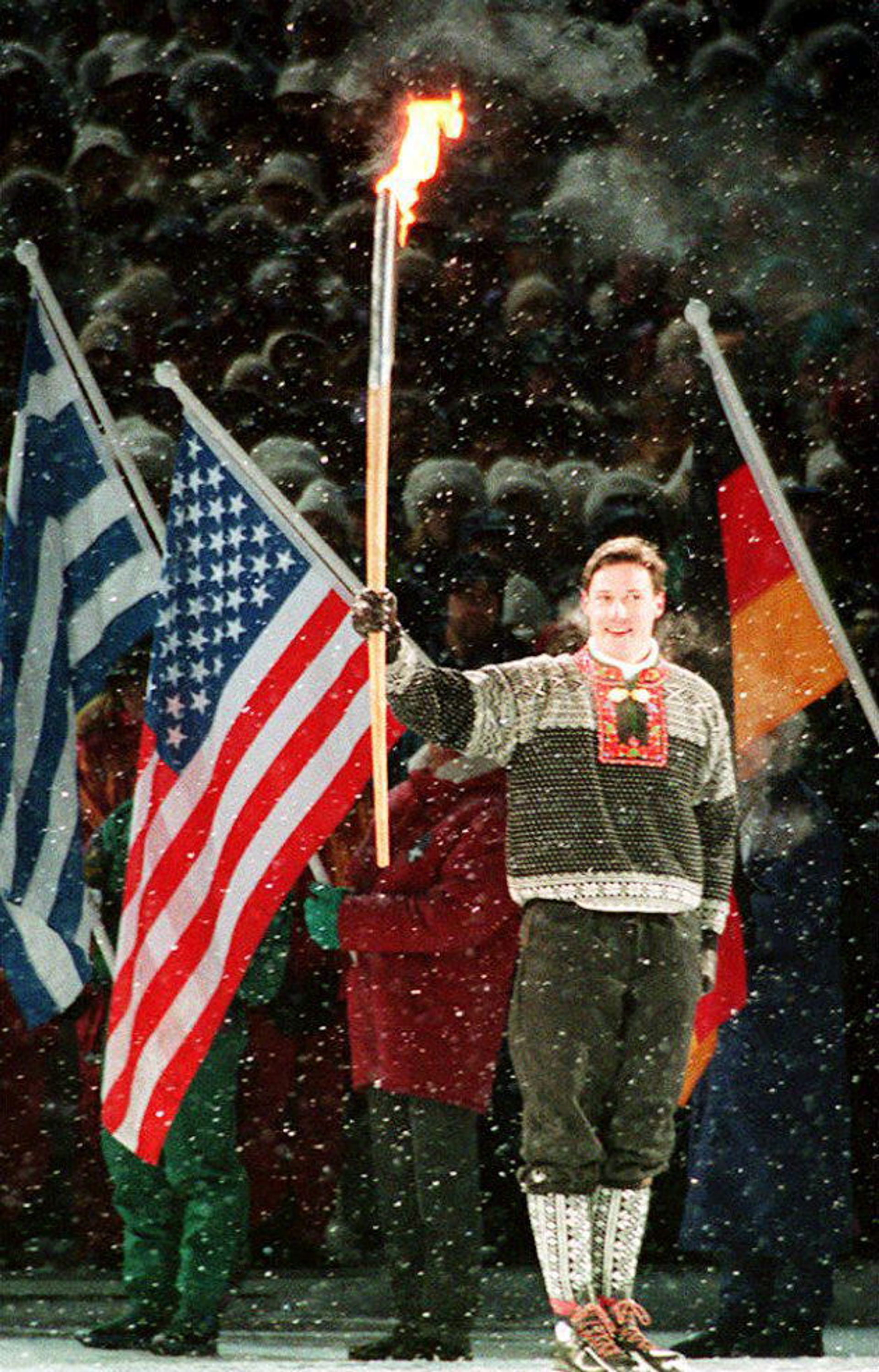 Prins Haakon steekt het vuur aan bij de Olympische Winterspelen in Lillehammer, 1994.