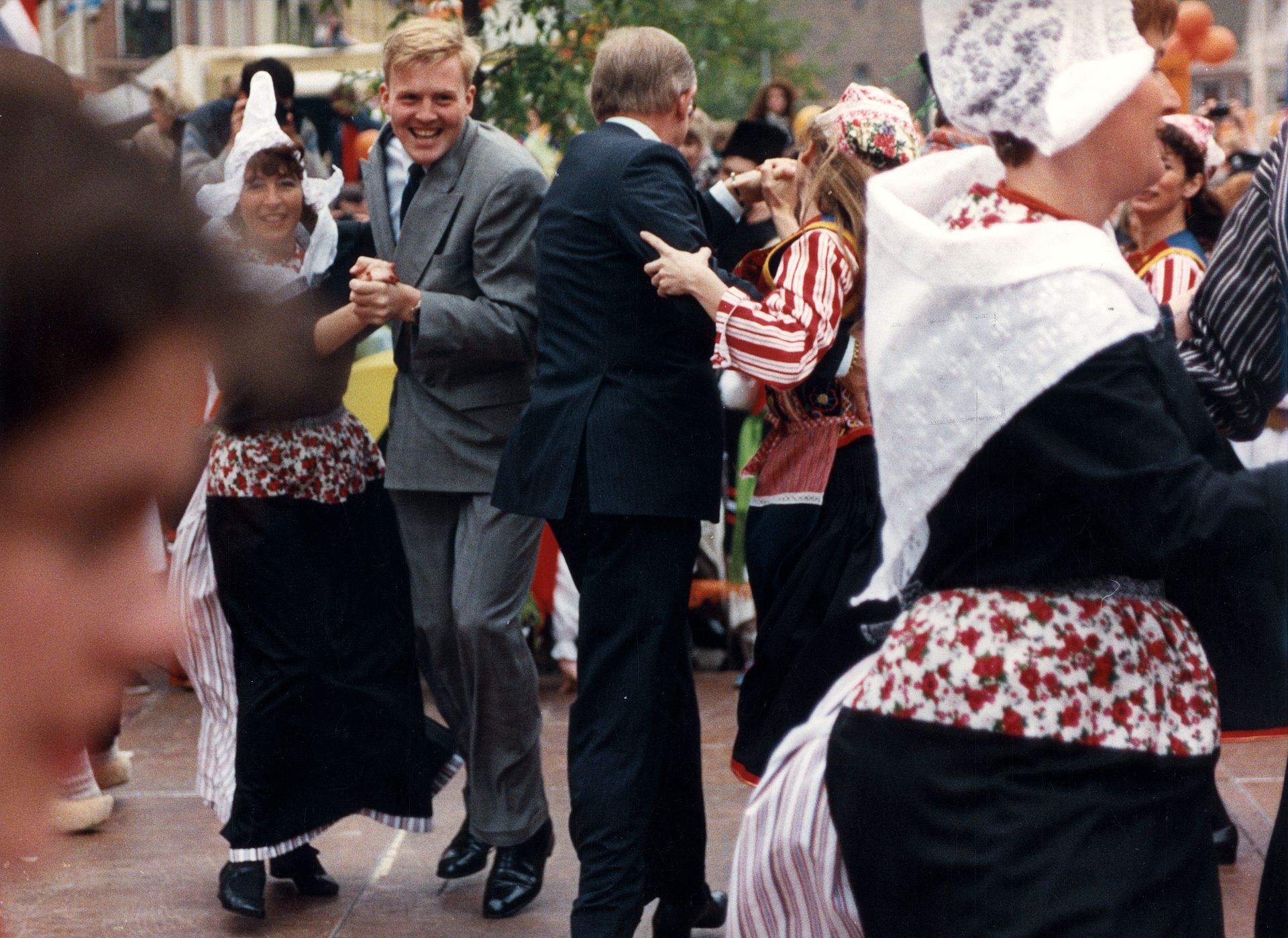 Tijdens Koninginnedag in Culemborg danst Willem-Alexander graag een rondje mee. Zijn danspartner is