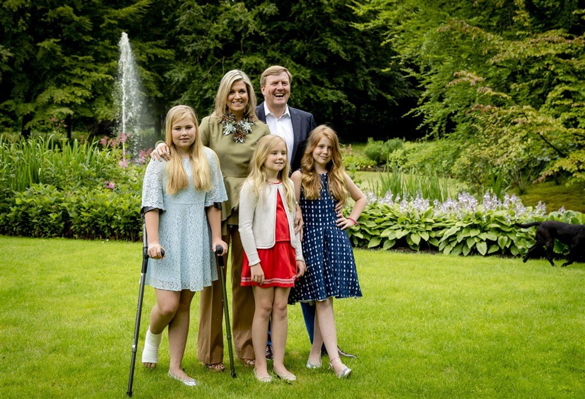 De koninklijke familie poseert tijdens de jaarlijkse zomerfotosessie in de tuin van Landgoed De