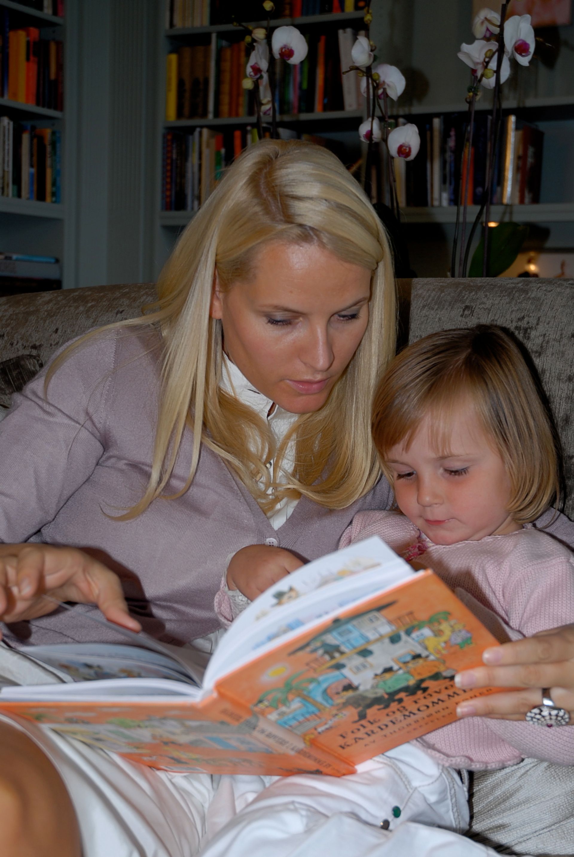 Kroonprinses Mette-Marit leest een boek met Ingrid Alexandra (2007).