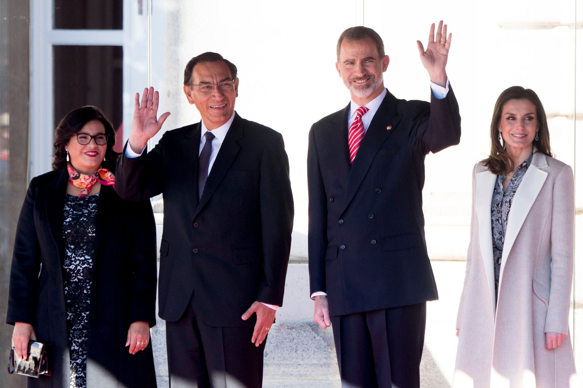 De Spaanse koning Felipe en koningin Letizia poseren met de Peruaanse president Martín Vizcarra en