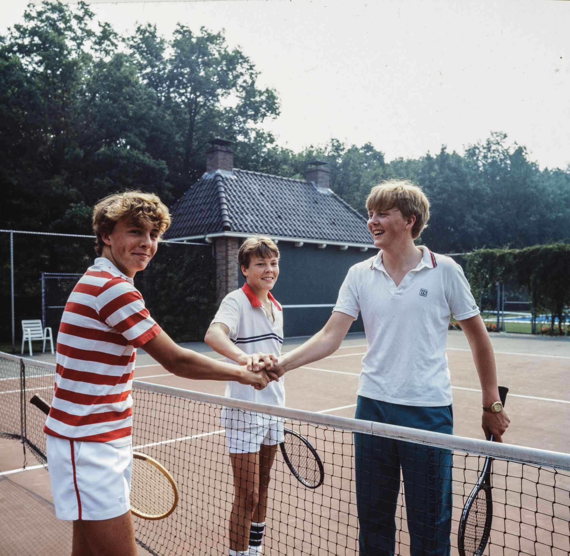 Sportiviteit tijdens de fotosessie. De foto wordt gemaakt in de zomer van 1985.