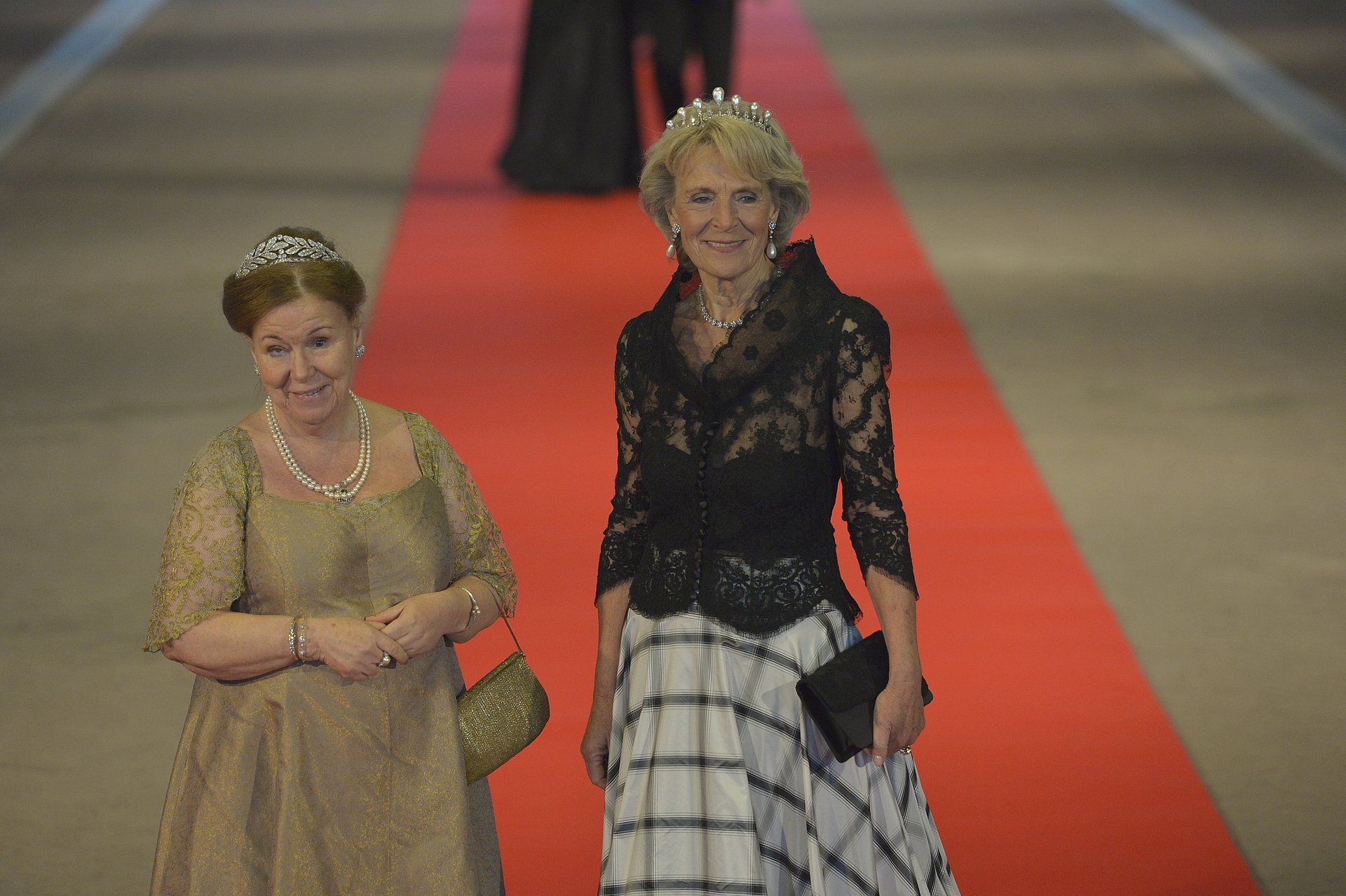 Prinses Christina en haar zus prinses Irene arriveren voor het koninklijk diner in het Rijksmuseum