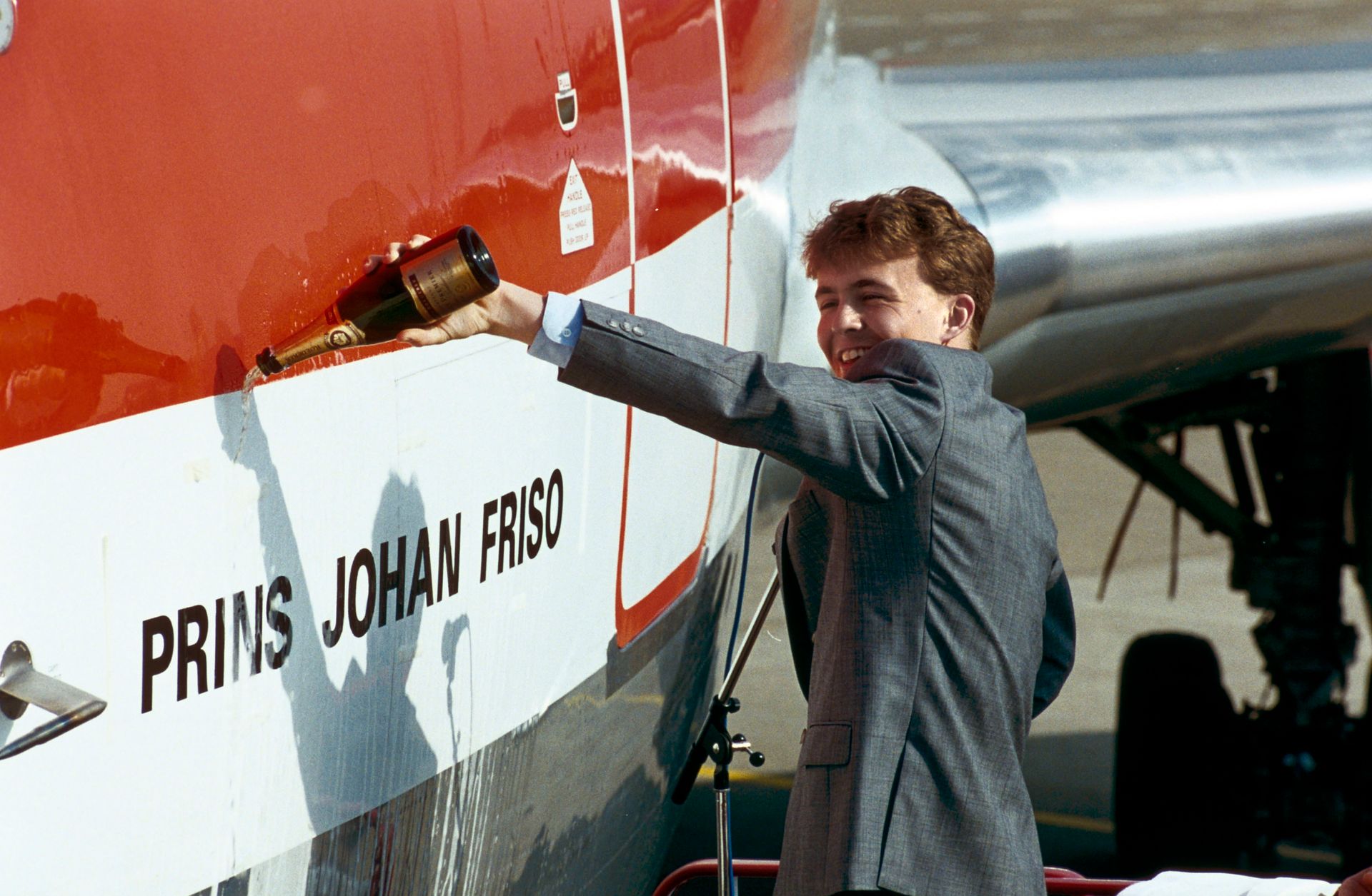 In 1990 doopt Friso zijn naamgenoot, een nieuw toestel van vliegmaatschappij Martinair.
