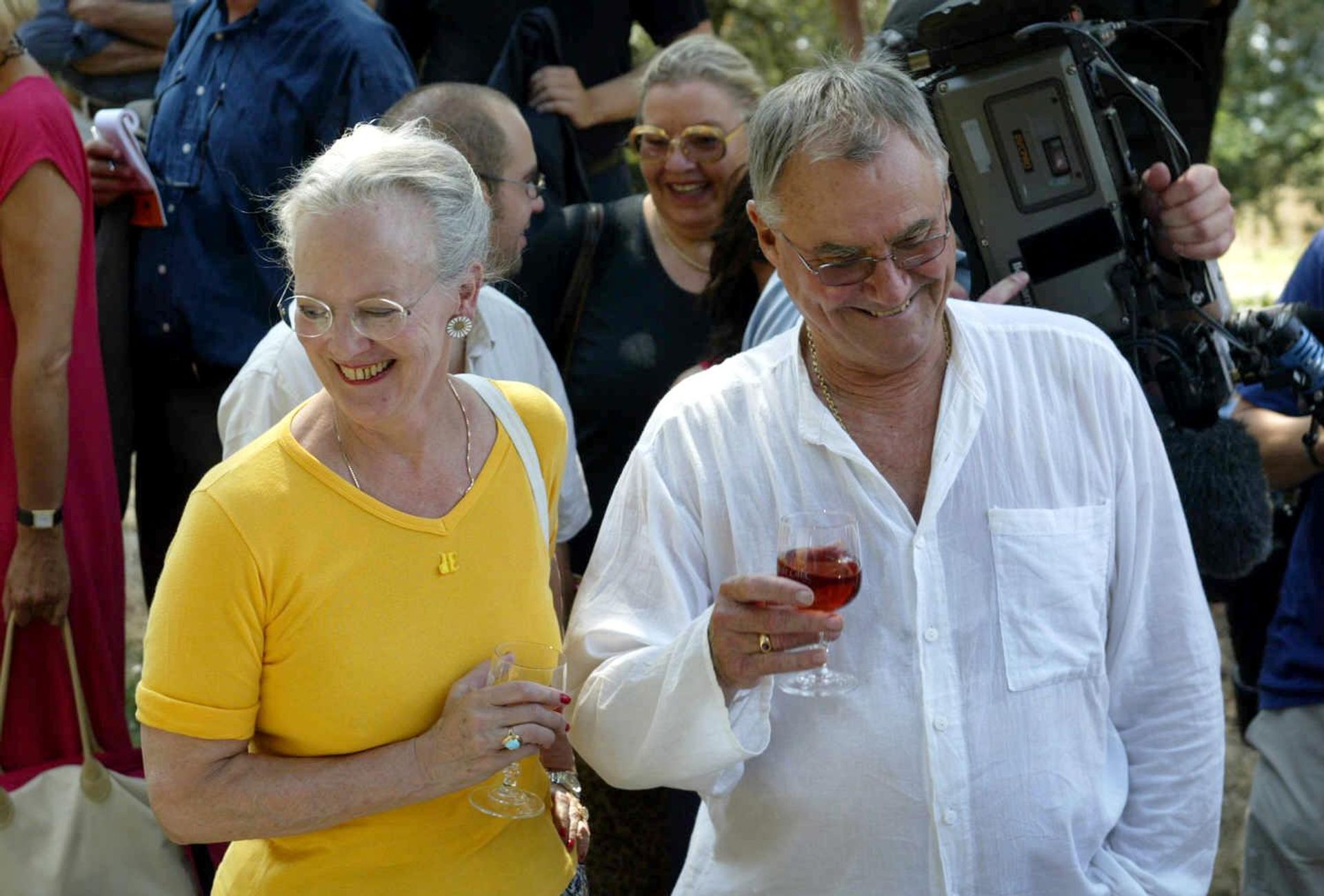 Koningin Margrethe II en prins Henrik poseren met een glas wijn (2003).