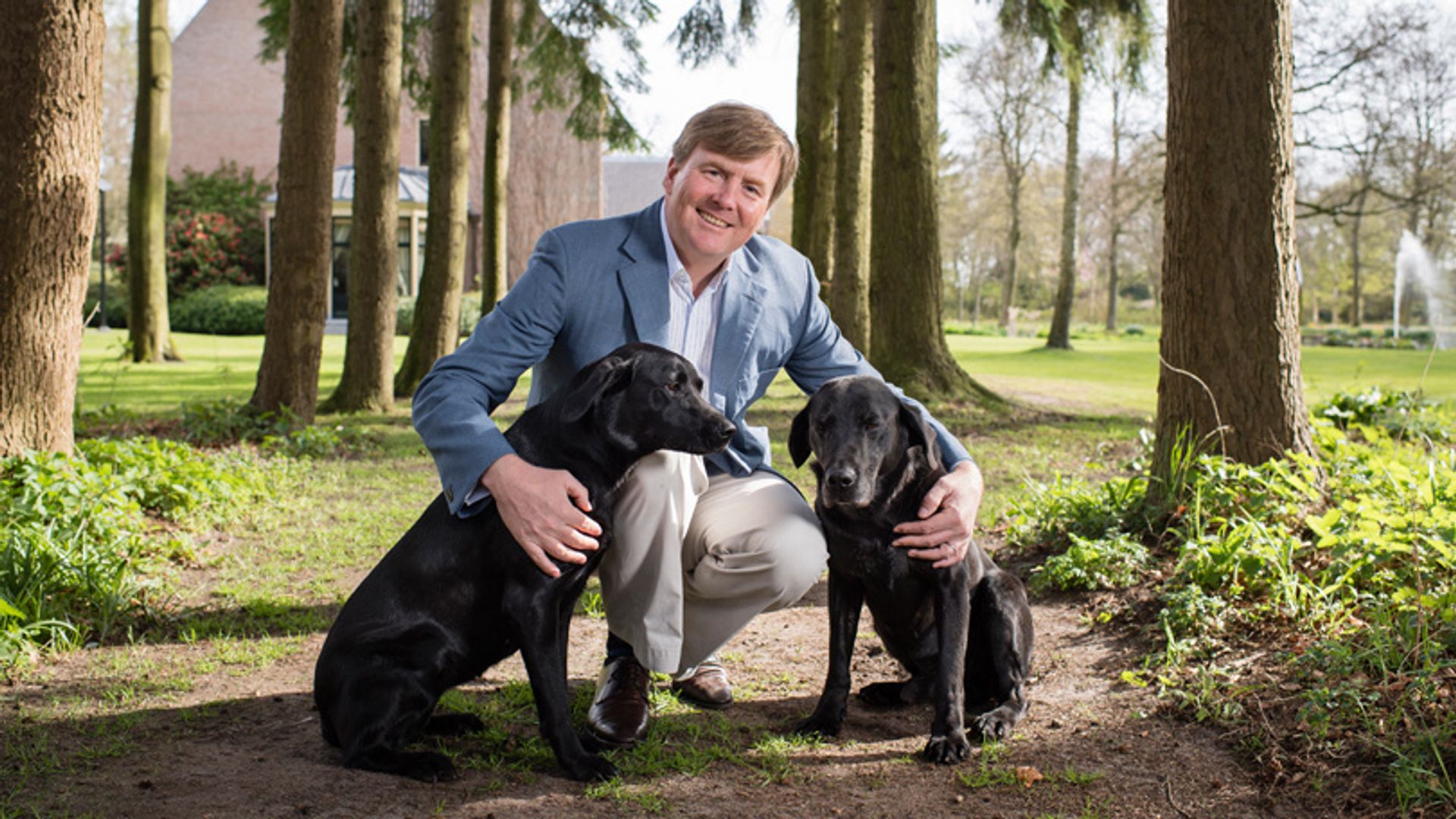 Ter ere van zijn vijftigste verjaardag gaat koning Willem-Alexander op de foto. Dat doet hij met