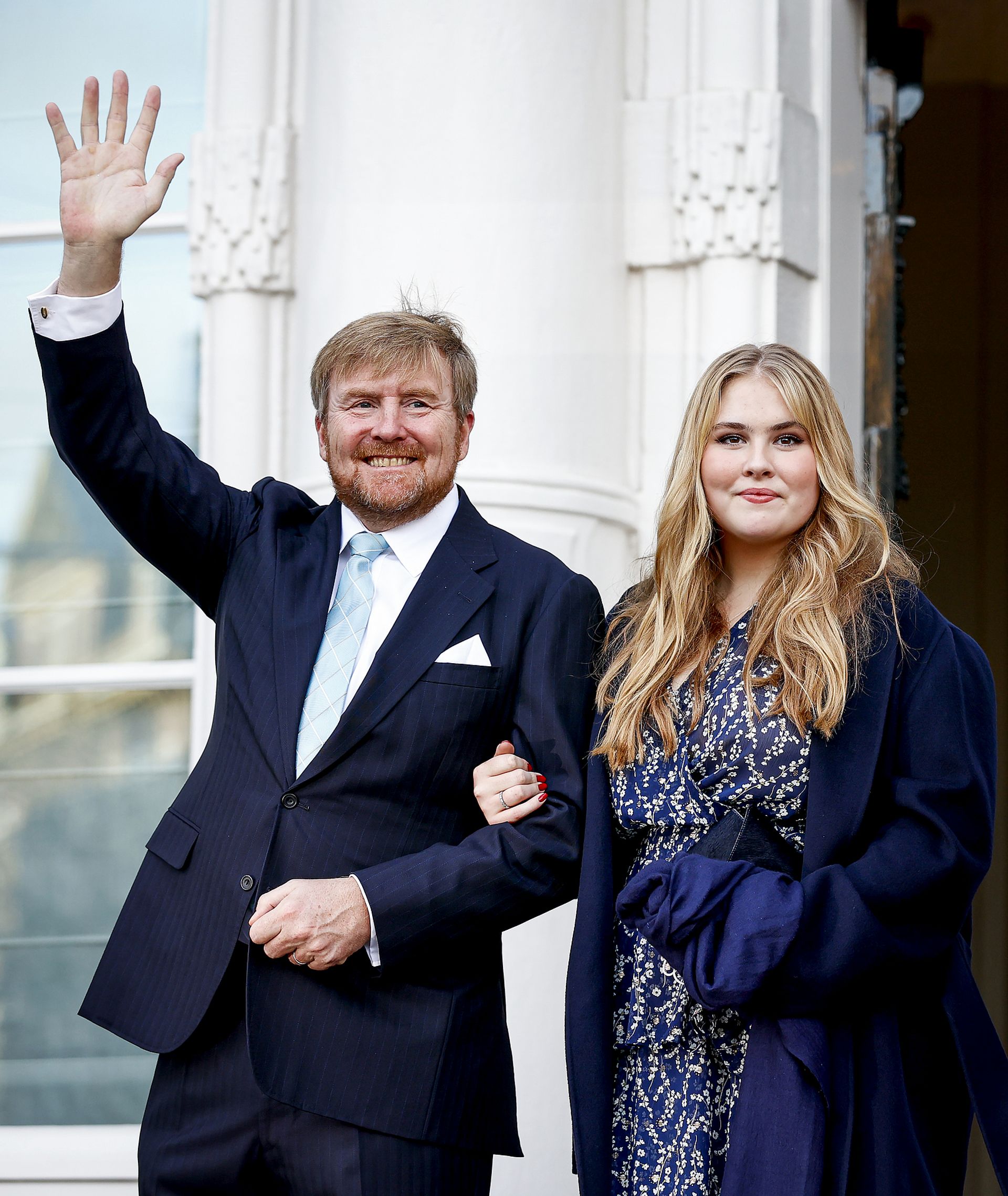 Willem-Alexander en zijn dochter Amalia gisteren na de binnengeleiding bij de Raad van State.