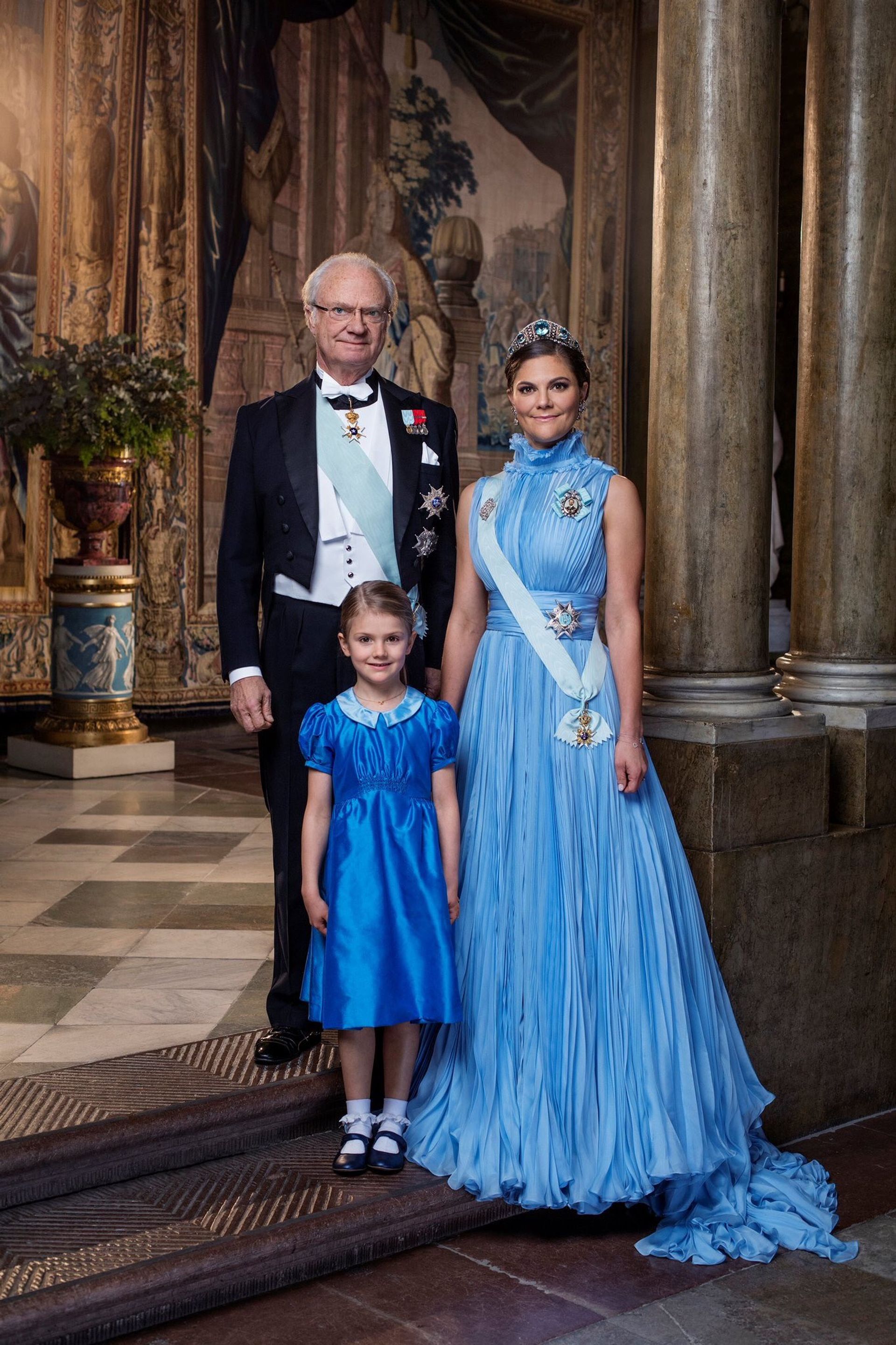 Samen met koning Carl Gustaf en haar oudste dochter Estelle.