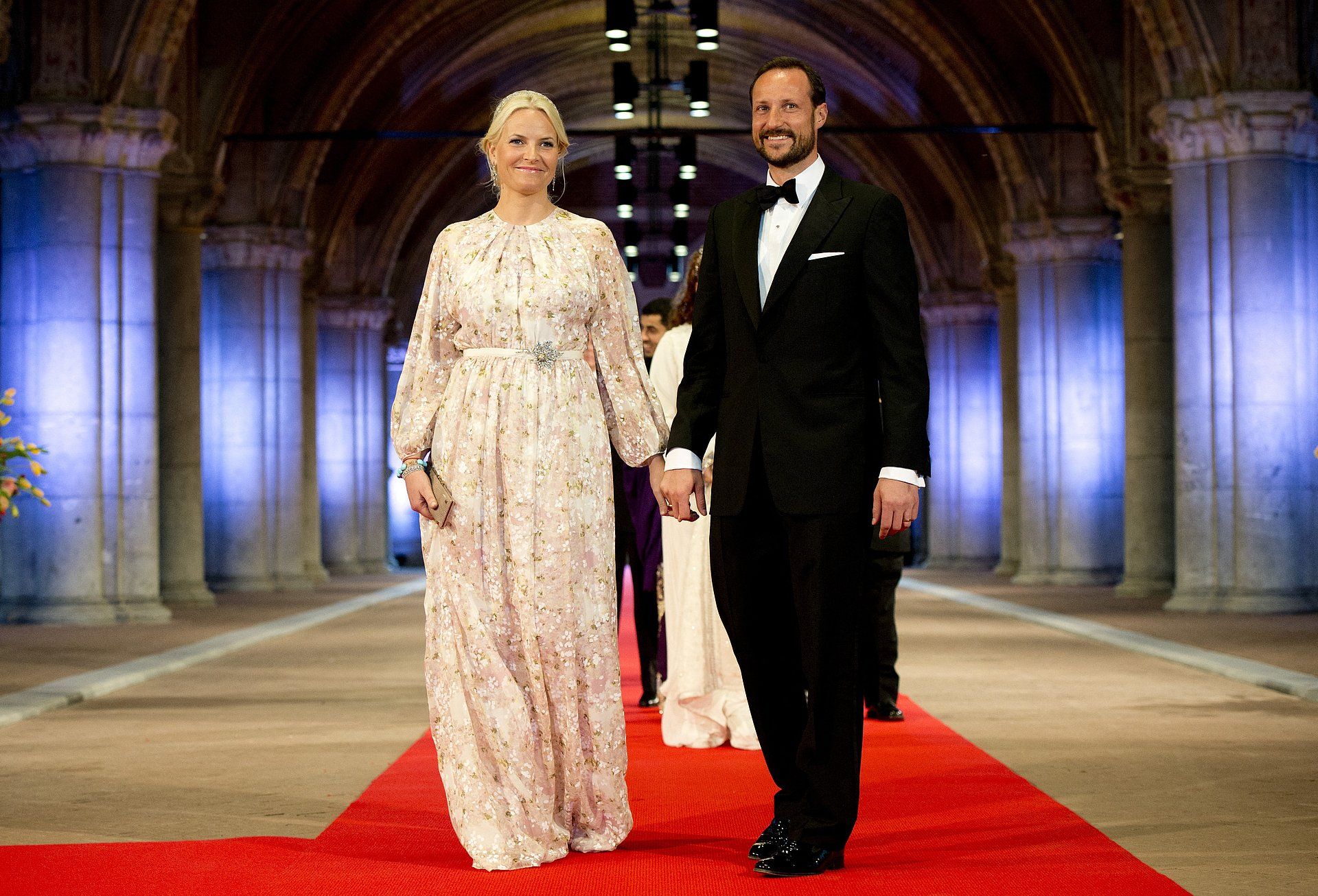 Prinses Mette-Marit en kroonprins Haakon komen aan bij het diner in het Rijksmuseum.