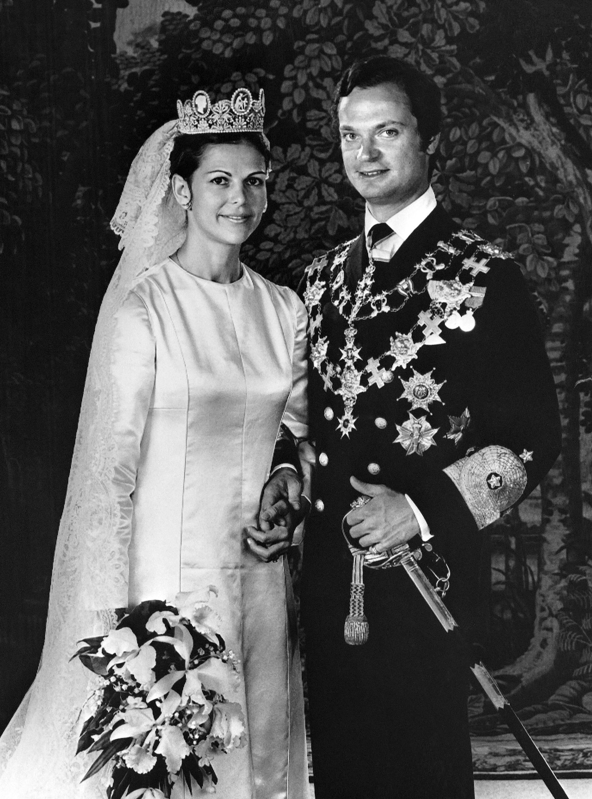 Op 19 juni 1976 trouwen ze in Stockholm. Silvia wordt na haar huwelijk gelijk koningin van Zweden.