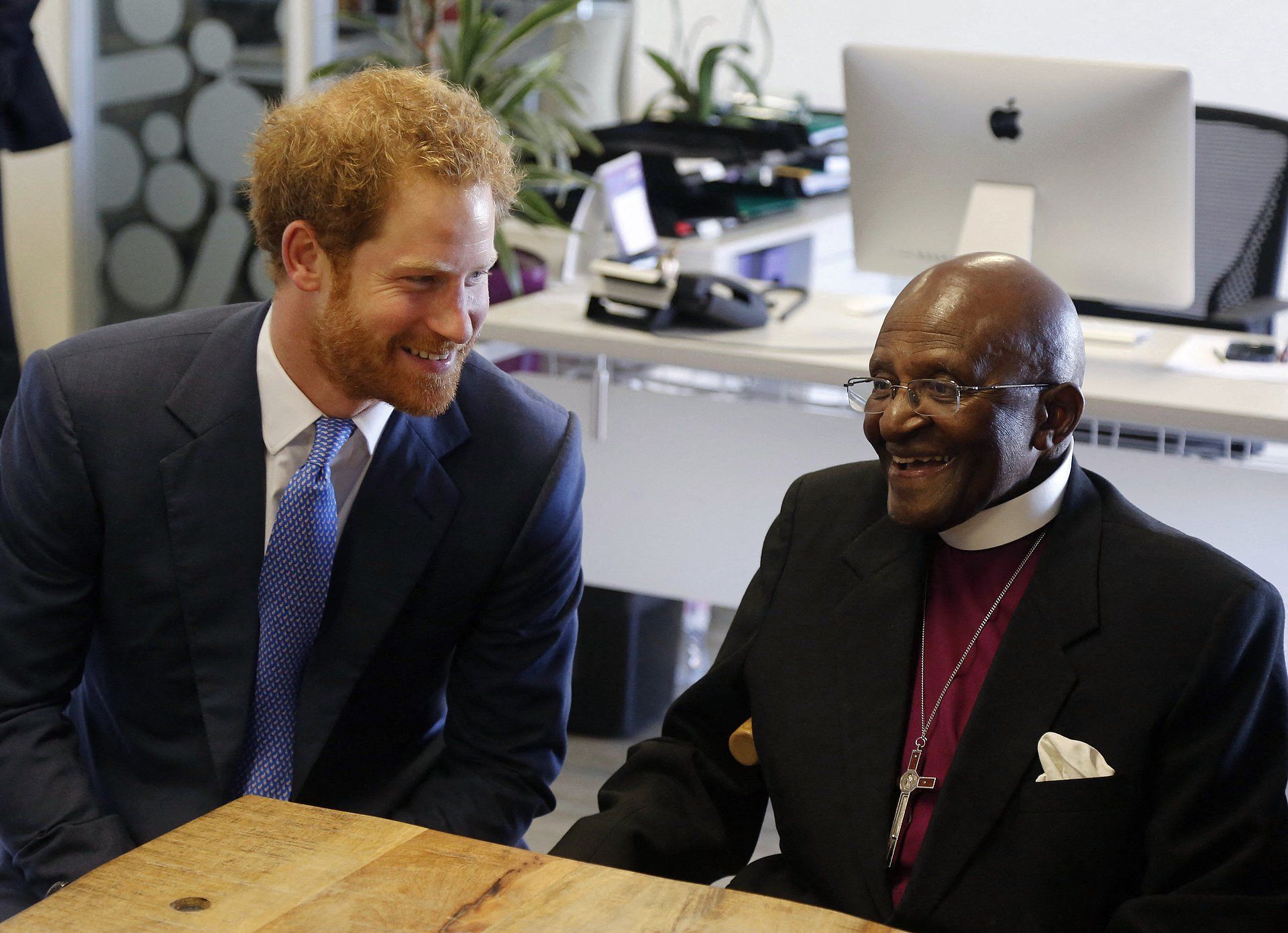 Prins Harry en Desmond Tutu in 2015.