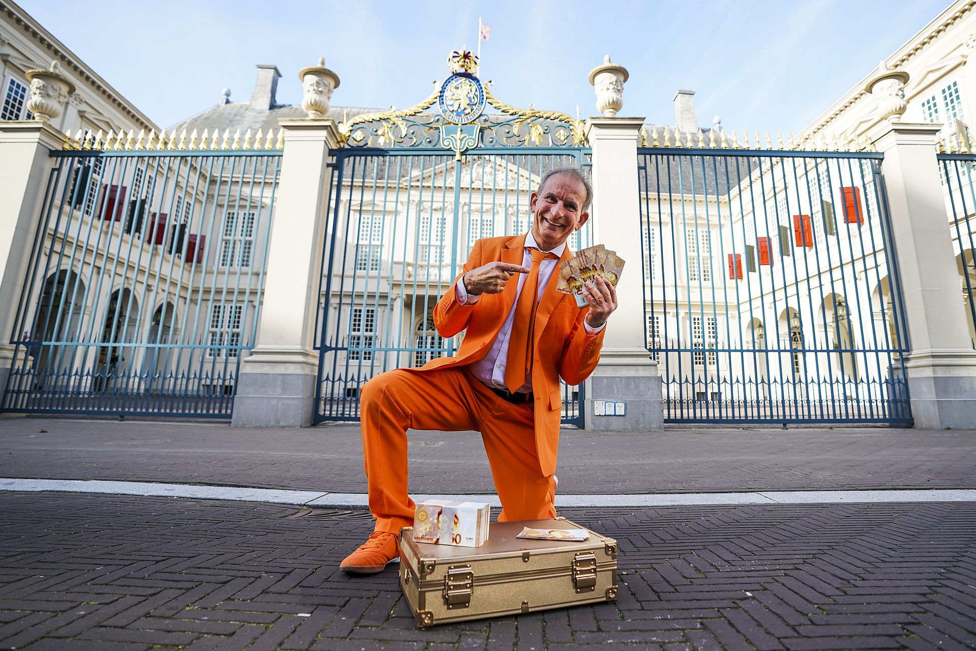 Oranjefan Johan Vlemmix bij paleis Noordeinde