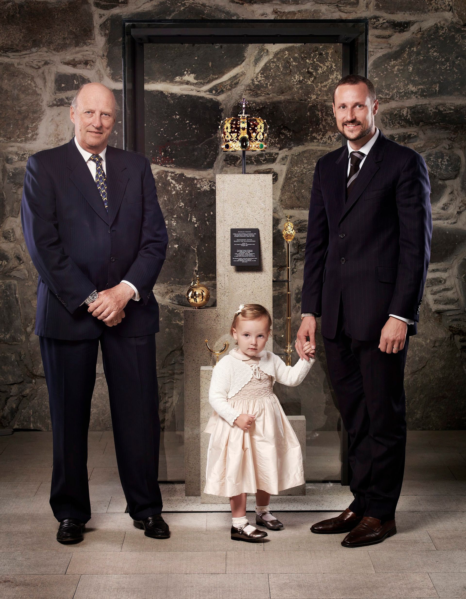 Koning Harald, kroonprins Haakon en de tweejarige prinses Ingrid Alexandra poseren op 22 juni 2006
