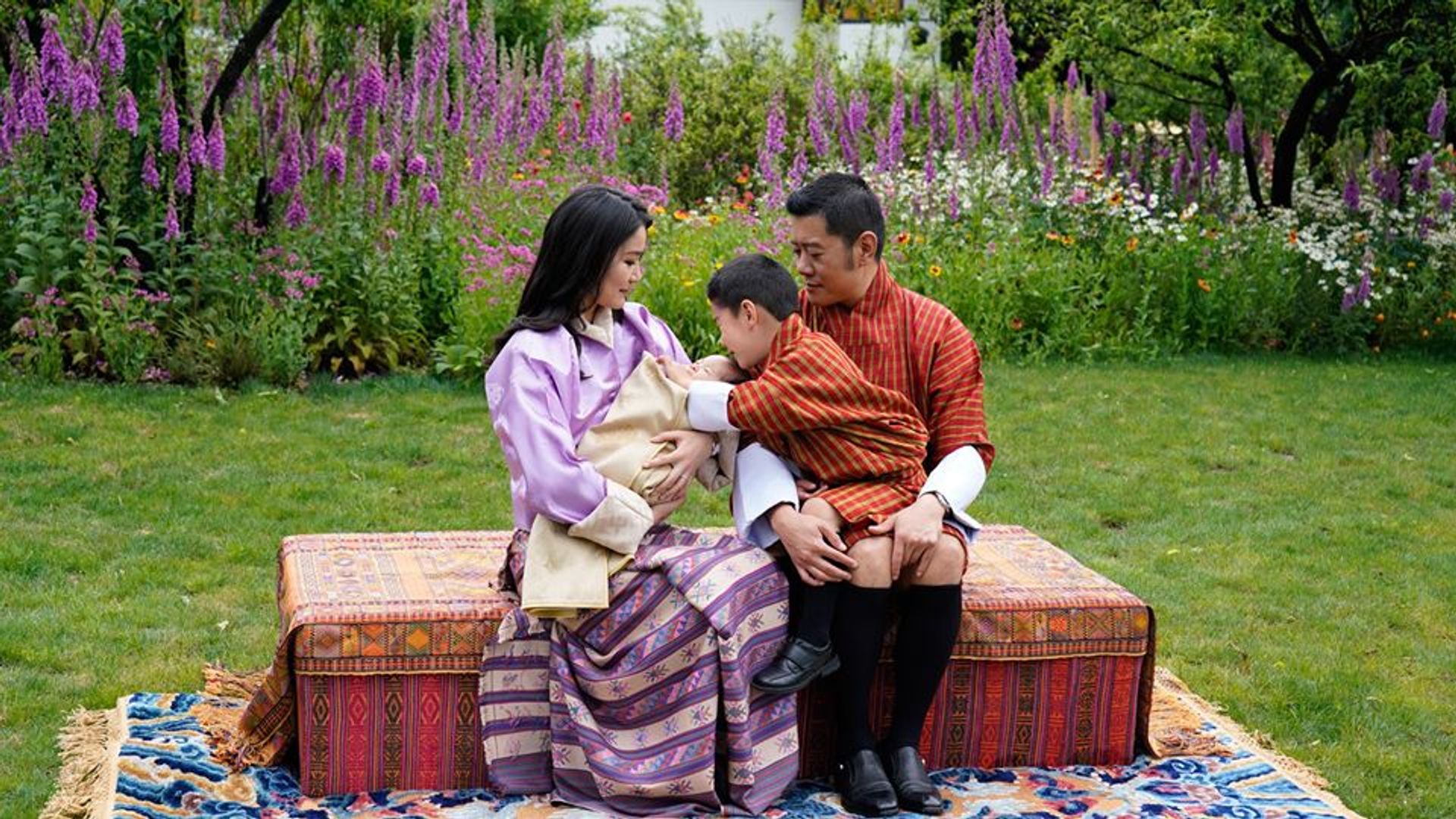 Koninklijk_gezin_Bhutan_poseert_met_baby.jpg