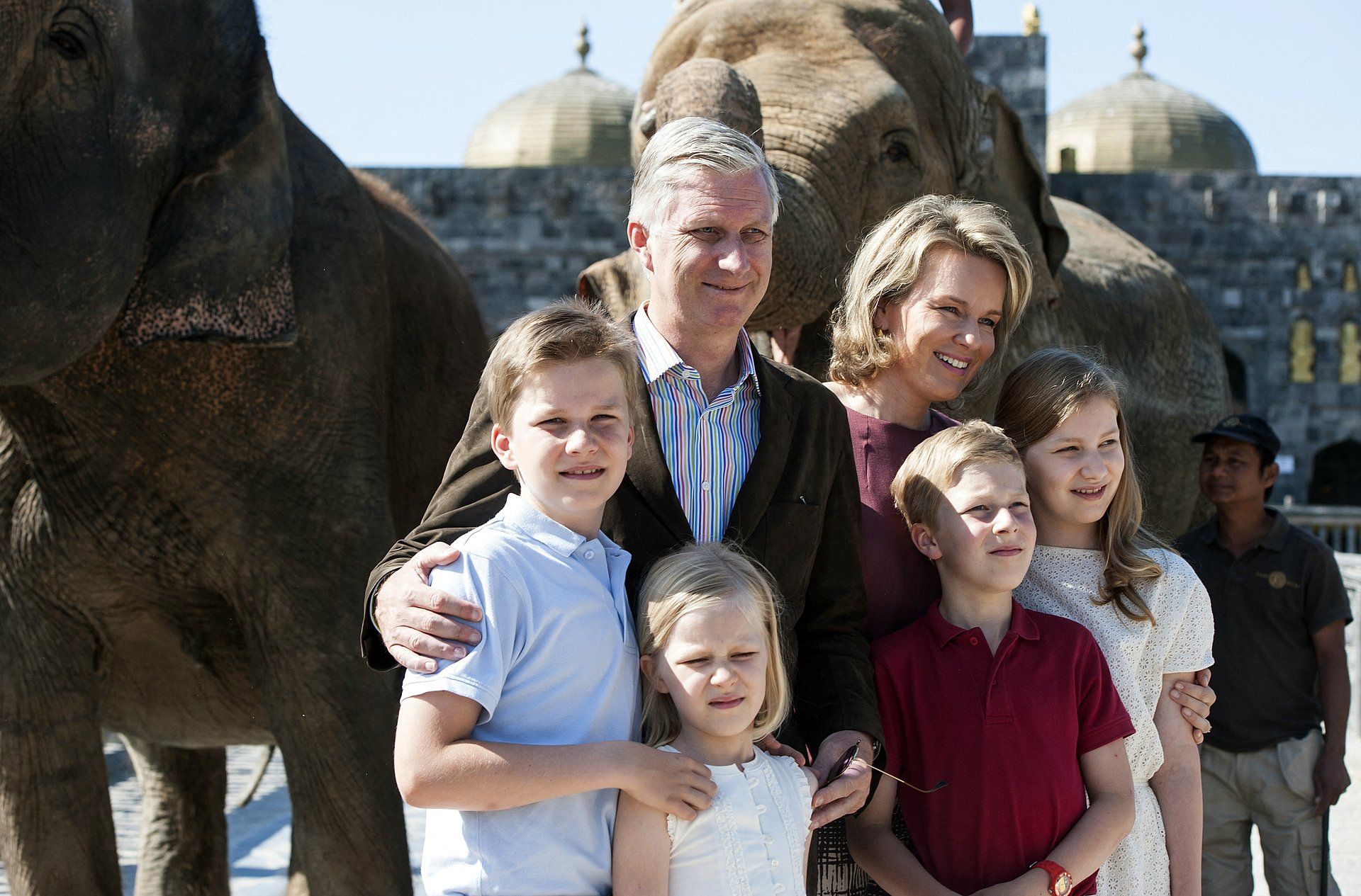 In juli 2015 poseert het koninklijk gezin met olifanten tijdens hun vakantie. De zomerse familiefoto