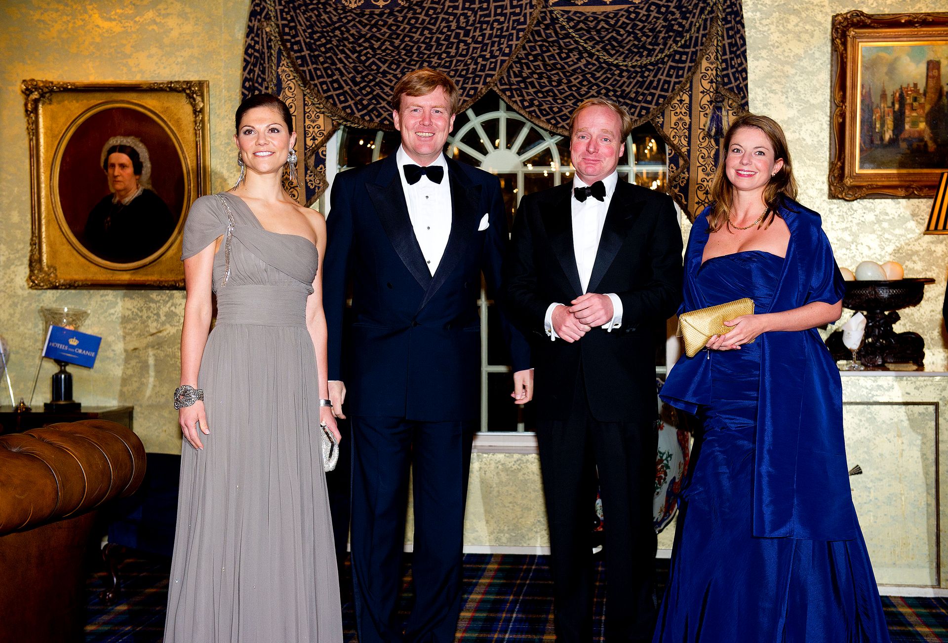 Victoria, Willem-Alexander, Carlos en Annemarie bij het gala.