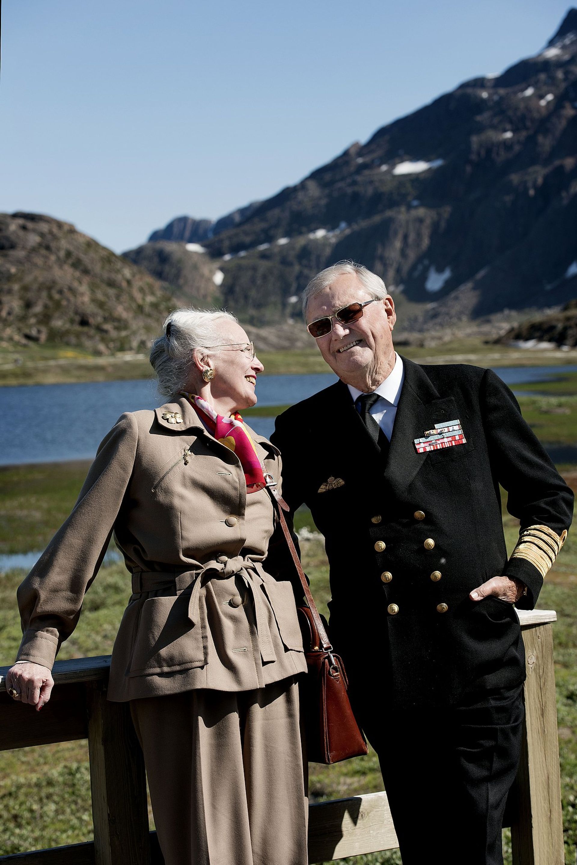Koningin Margrethe en wijlen prins Henrik poseren bij een meer vlakbij het dorp Sissmiut tijdens een