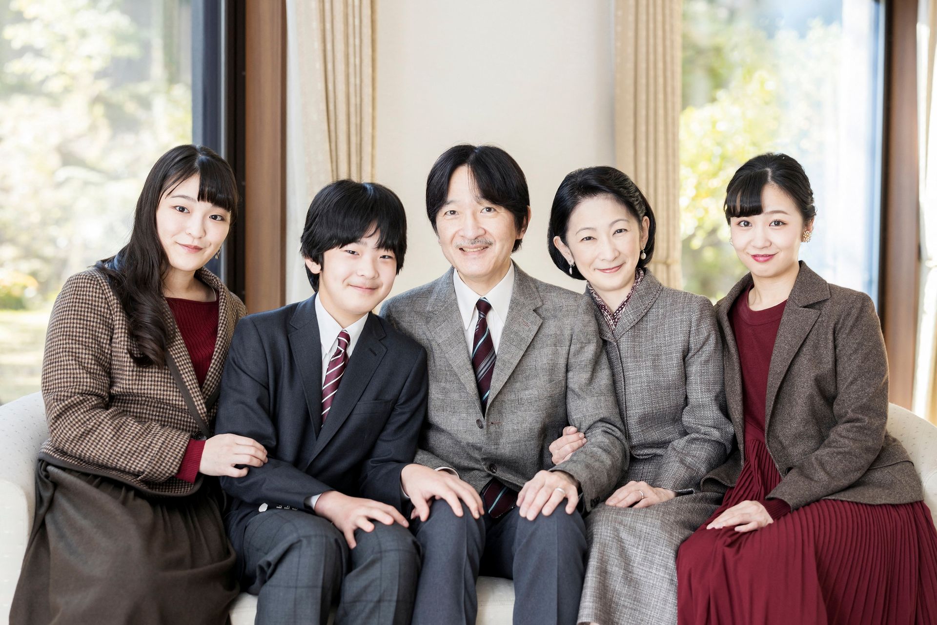 Prinses Mako met haar broertje Hisahito, vader Akishino, moeder Kiko en jongere zus Kako.