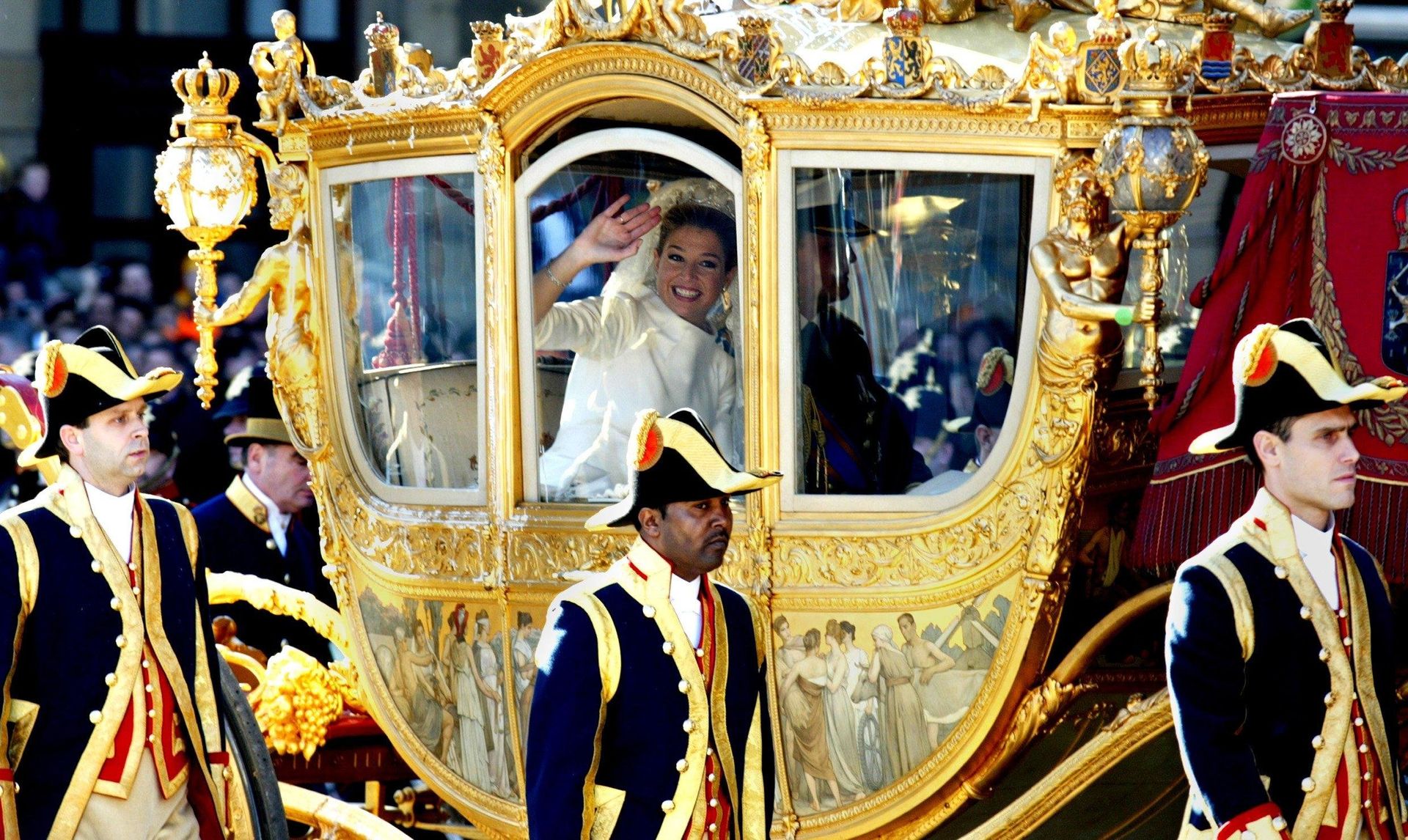 De Prins van Oranje en de nieuwe prinses Máxima rijden in de Gouden Koets na hun