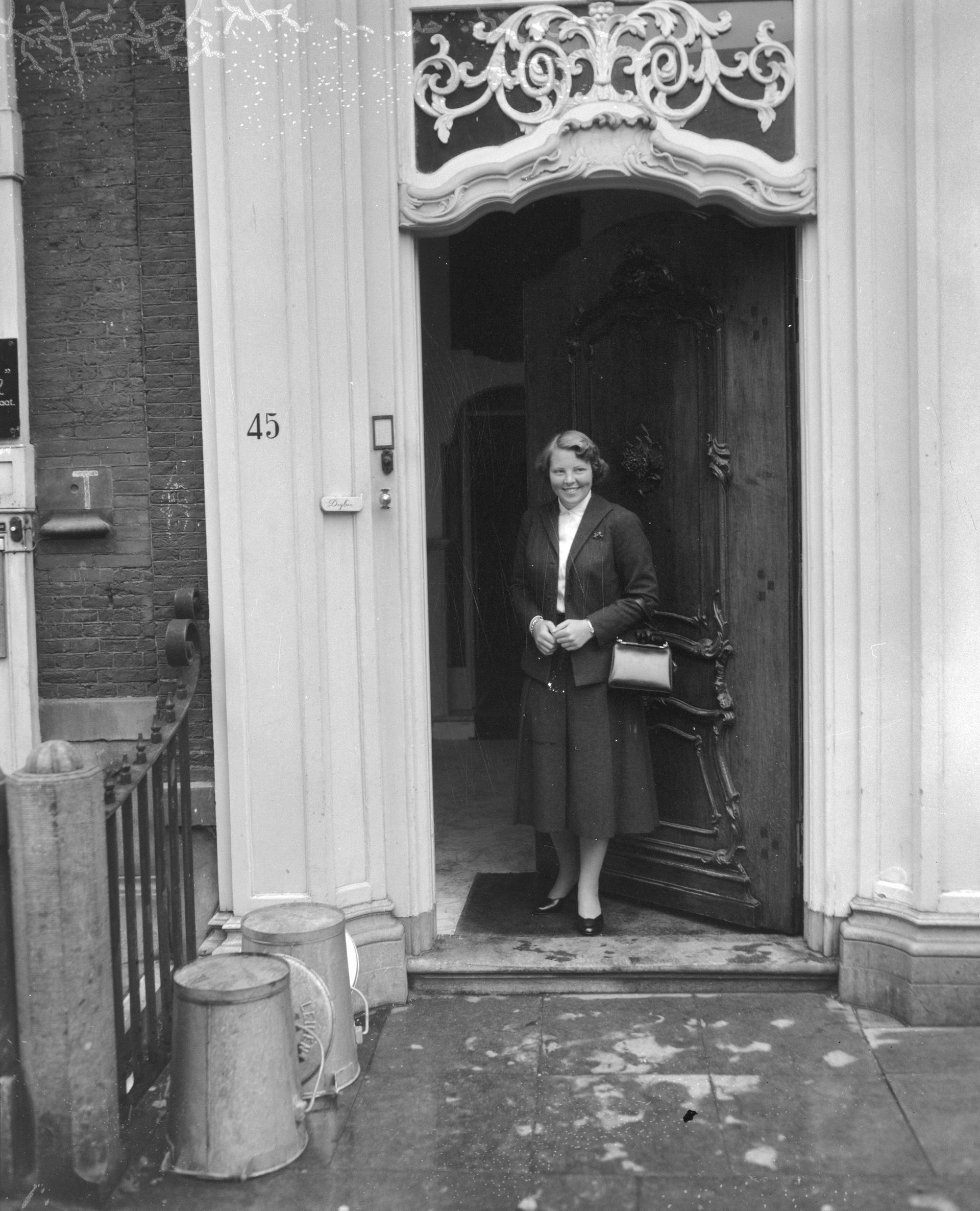 September 1956: prinses Beatrix neemt haar intrek op Rapenburg 45 in Leiden.