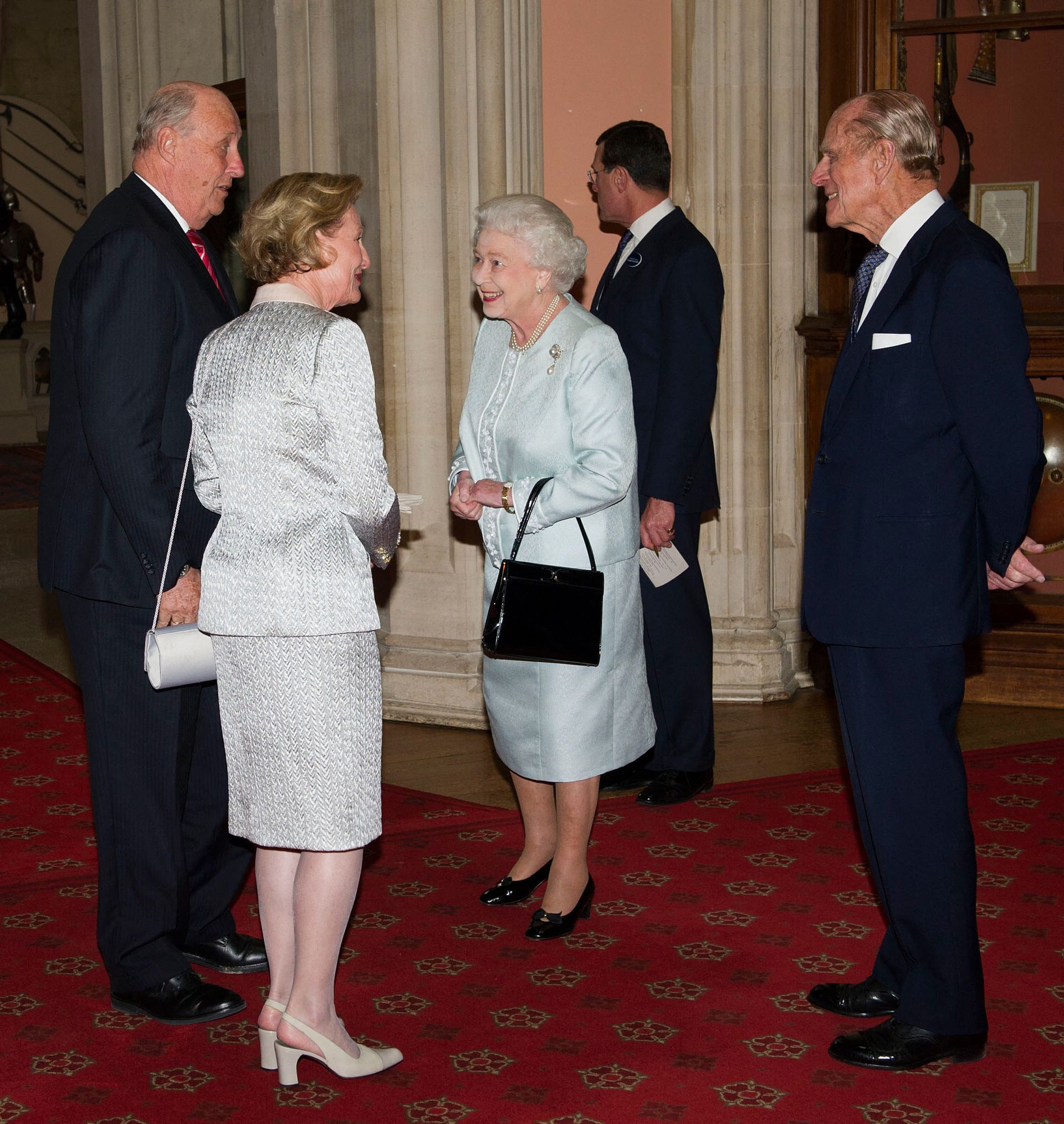 Koning Harald en koningin Sonja tijdens een ontmoeting met Queen Elizabeth en prins Philip op