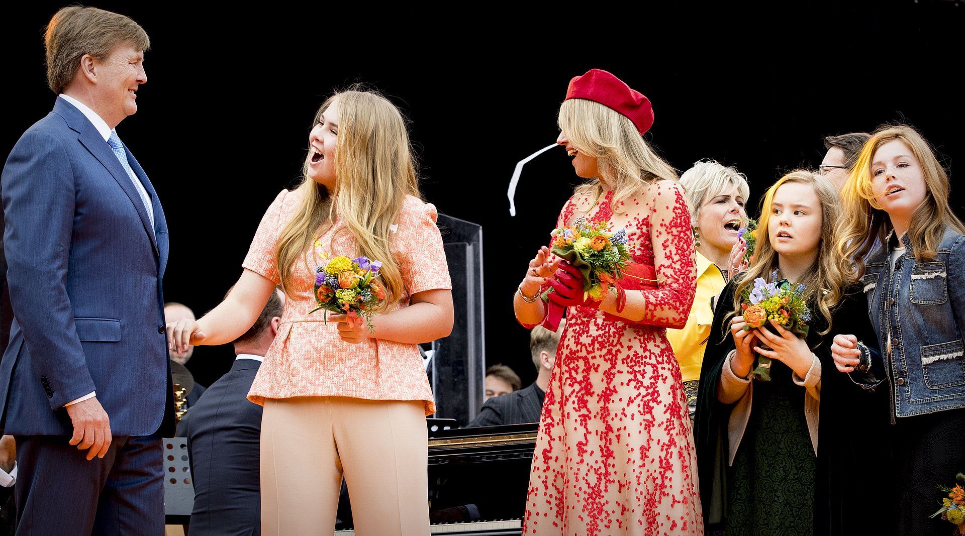 De prinsessen zingen hun vader toe tijdens Koningsdag in 2018.
