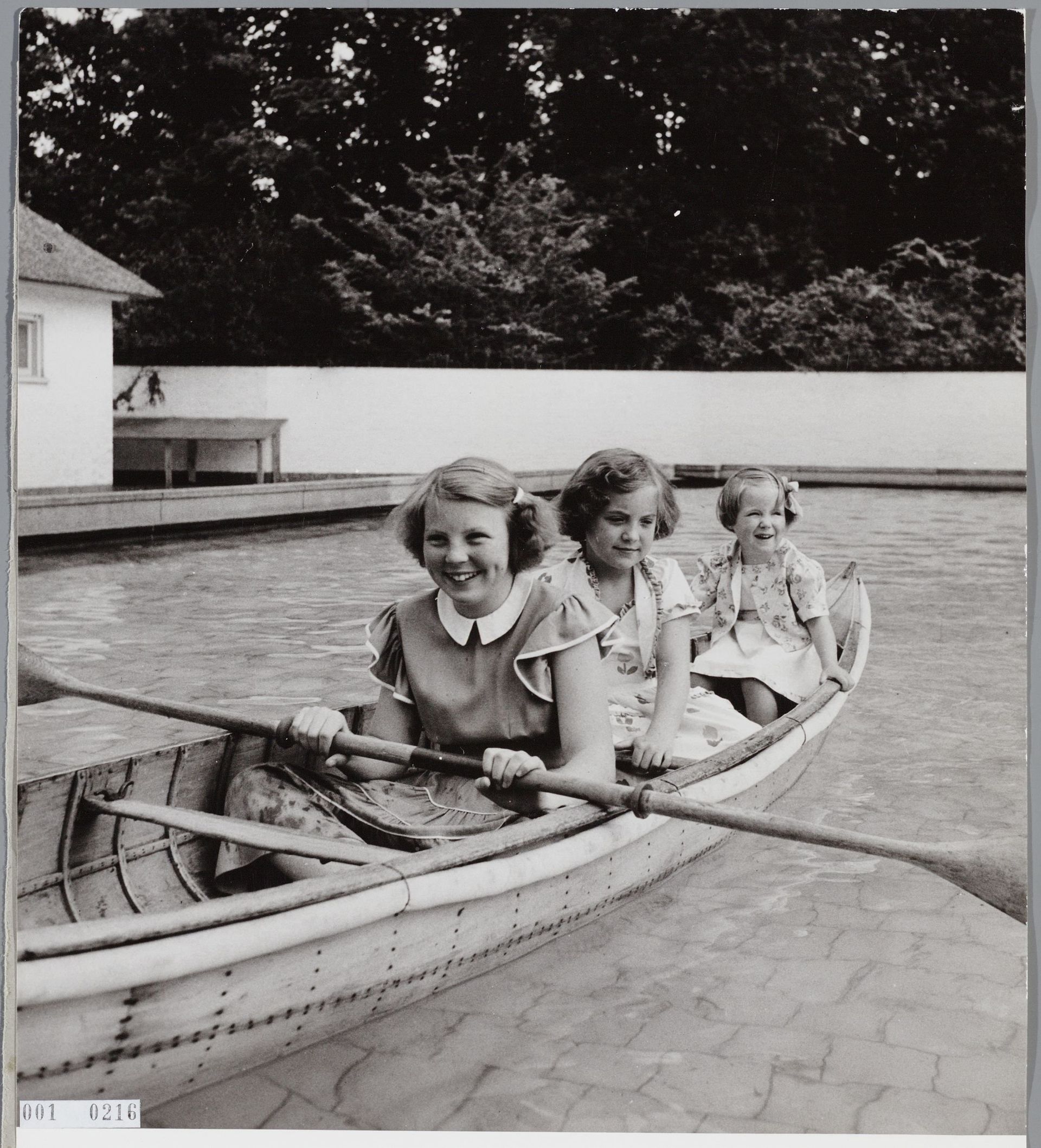 1951: prinses Beatrix in een roeiboot met haar zusjes Margriet en Christina.