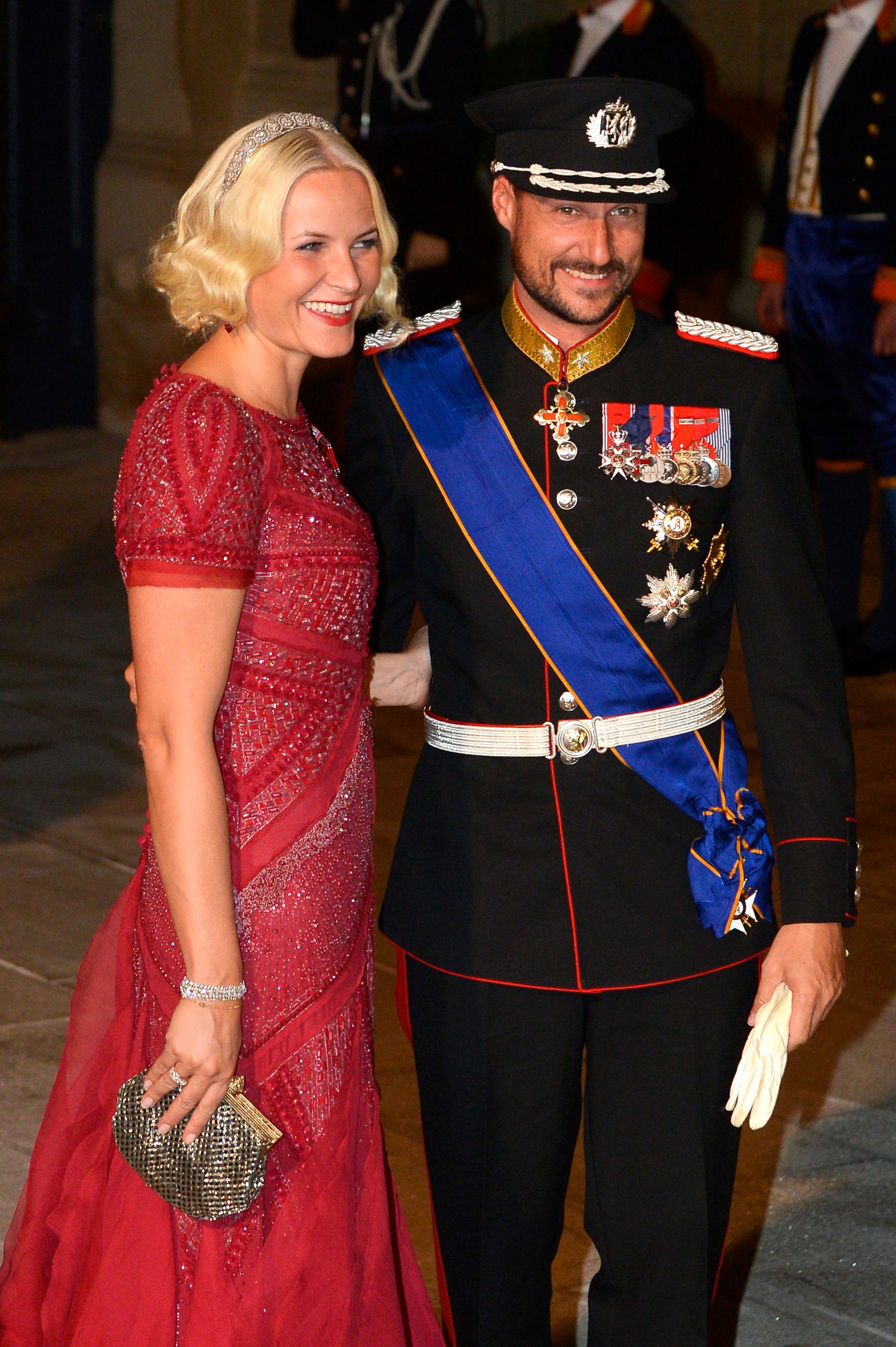 Mette-Marit en Haakon op het gala voorafgaand aan het huwelijk tussen Guillaume en Stephanie in Luxemburg.