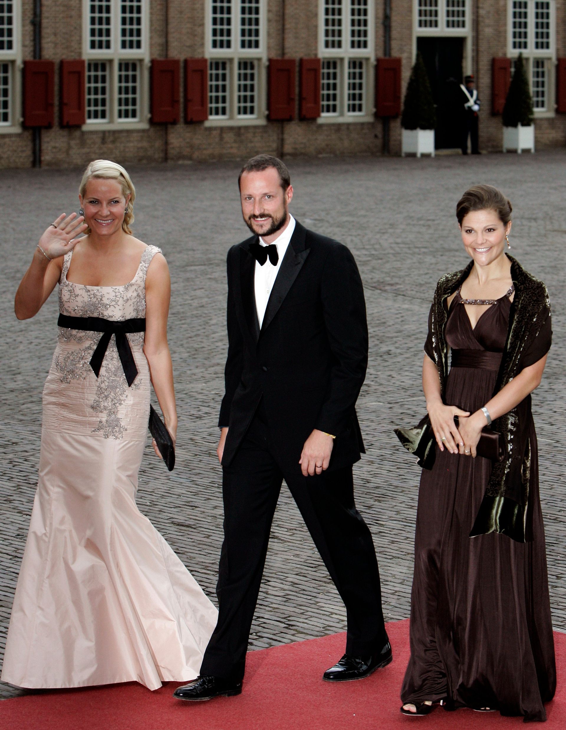Prinses Victoria komt aan bij de veertigste verjaardag van Willem-Alexander met prins Haakon en prinses Mette-Marit van Noorwegen.