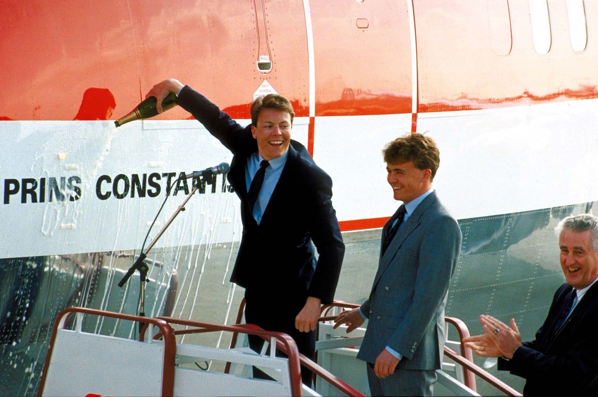 Prins Constantijn doopt een Boeing 767-300 ER van Martinair. Naast hem staat zijn broer, prins Johan