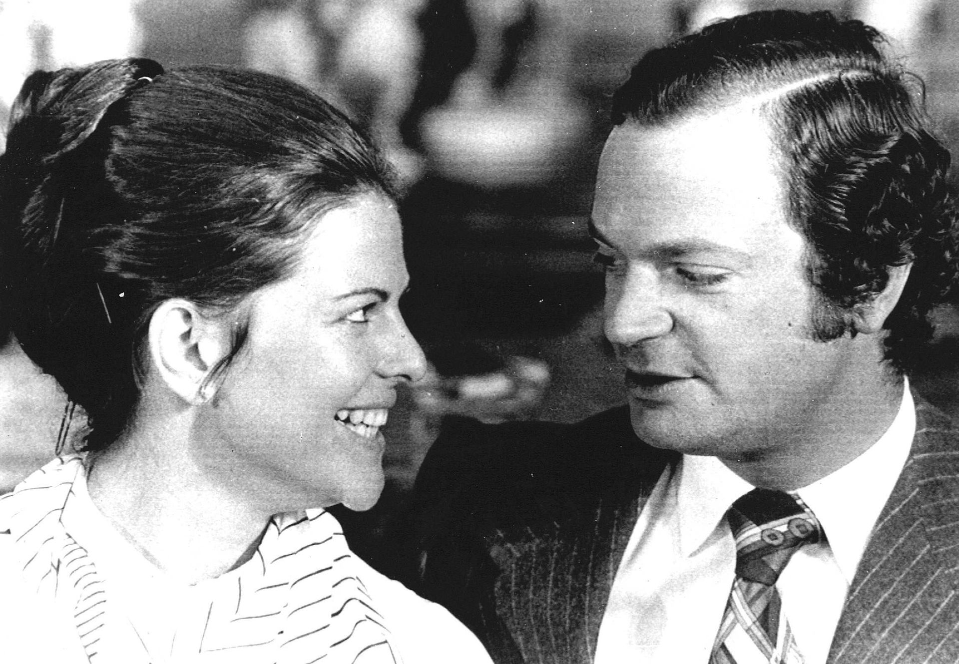 Op 12 maart 1976 maken Carl Gustaf (op dat moment al tweeënhalf jaar koning van Zweden) en Silvia hun verloving bekend. De twee hebben elkaar leren kennen tijdens de Olympische Spelen van 1972 in München.