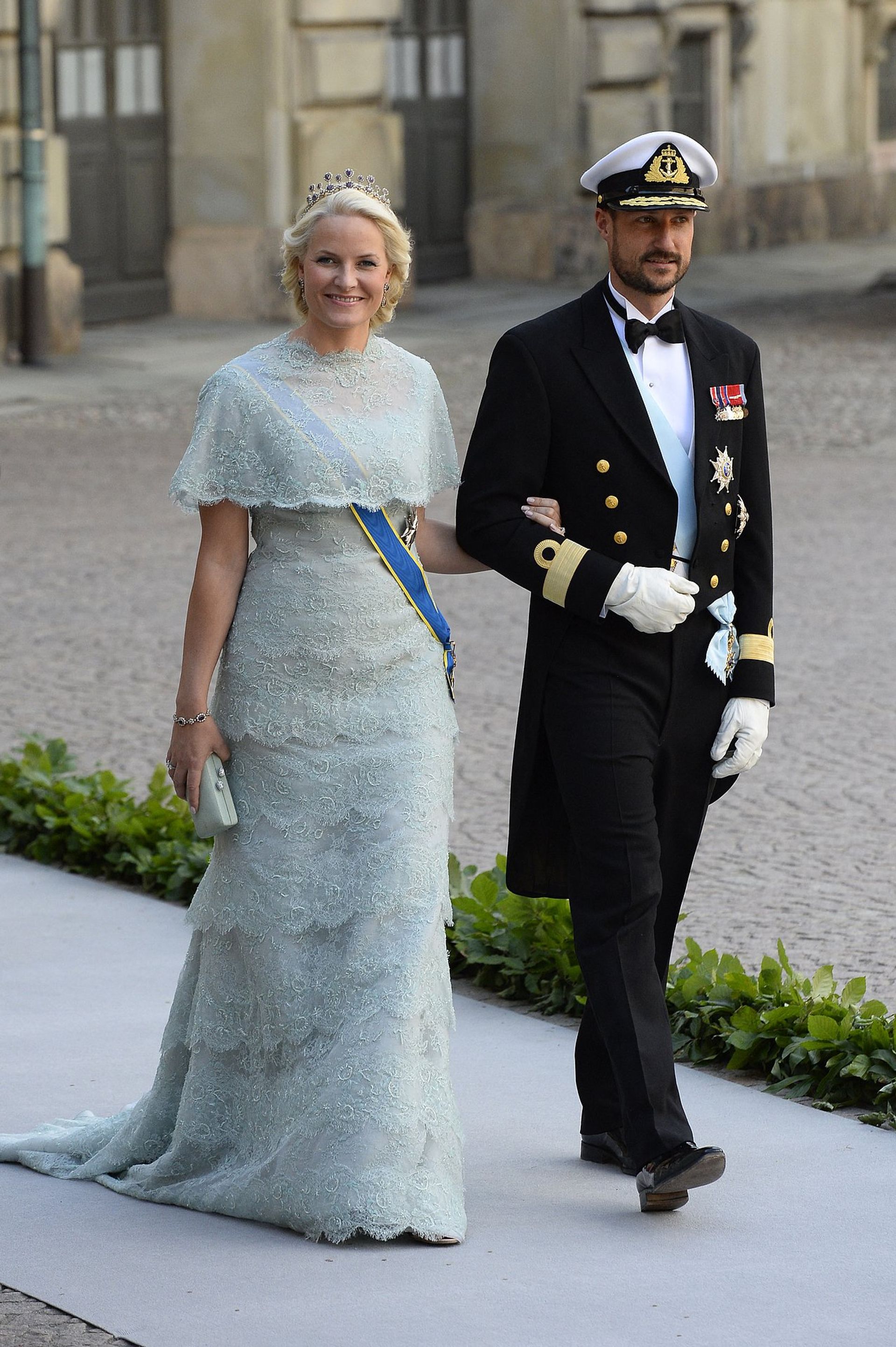Mette-Marit en Haakon bij het huwelijk van de Zweedse prinses Madeleine met Chris O'Neill.