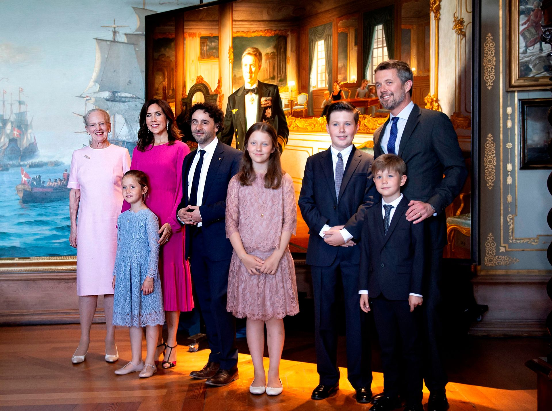 Kroonprins Frederik heeft samen met zijn vrouw en kinderen, een nieuw portret van zichzelf onthuld.