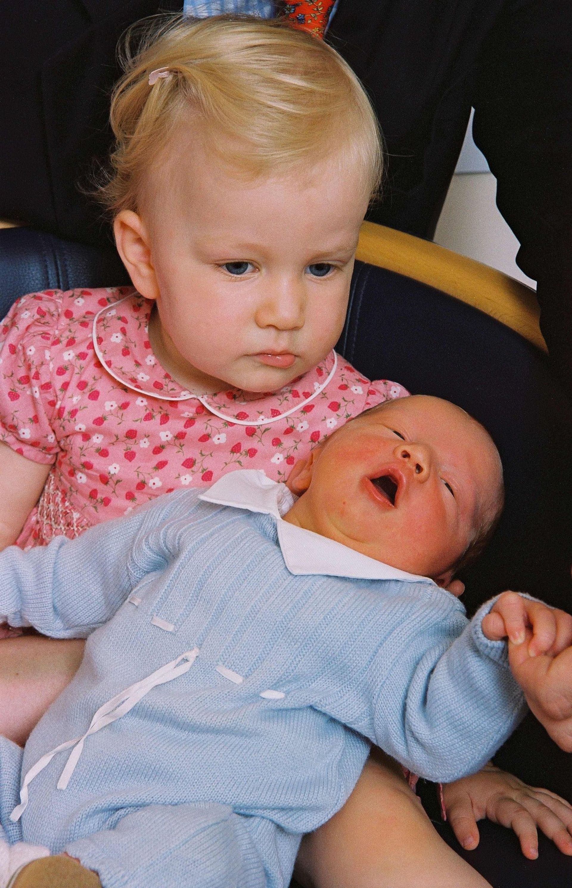 Augustus 2003: Prinses Elisabeth met haar pasgeboren broertje prins Gabriël.