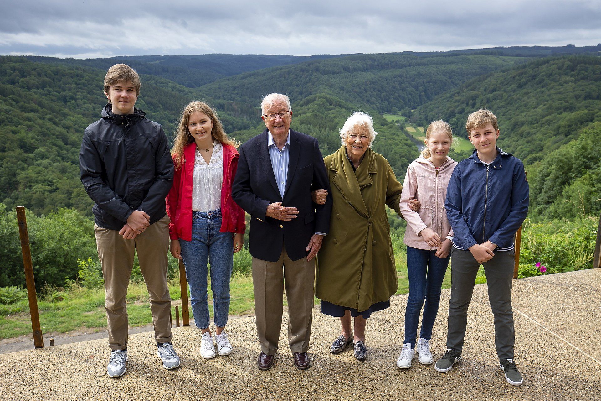 2020: Koning Albert en koningin Paola te midden van hun kleinkinderen. V.l.n.r. prins Gabriël,