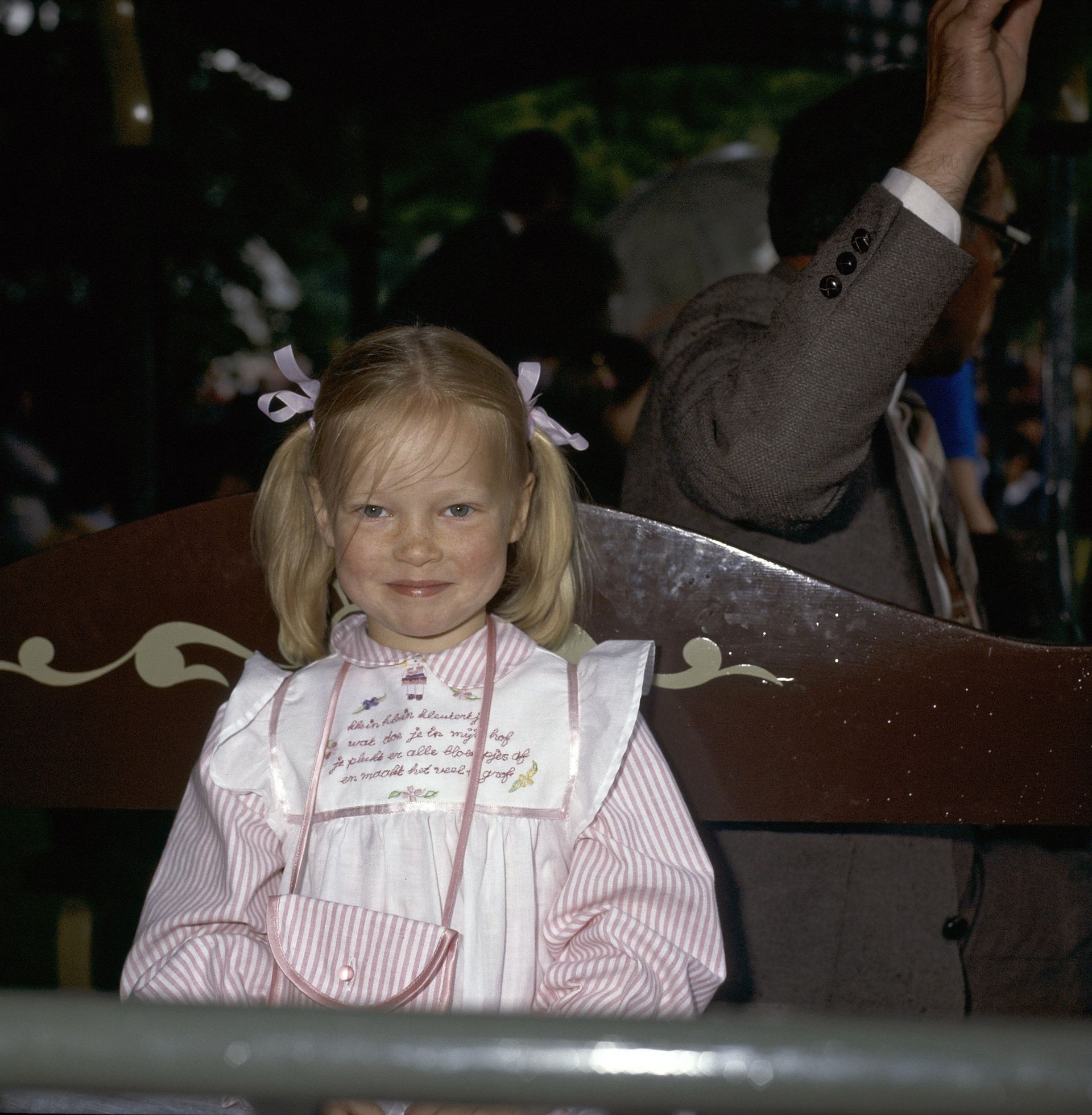 Prinses Carolina tijdens koninginnedag 1980. Op haar jurk staat het versje "klein klein kleutertje, wat doe je in mijn hof" geborduurd.